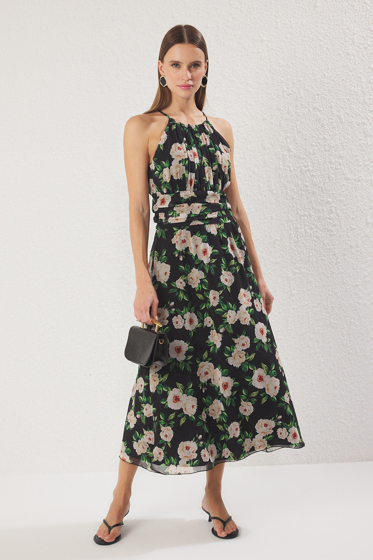 Trendyolmilla  Siyah Çiçekli Eteği Belden Açılan Şifon Uçuş Uçuş Dokuma Midi Elbise TWOSS25EL00553 - Görsel 2