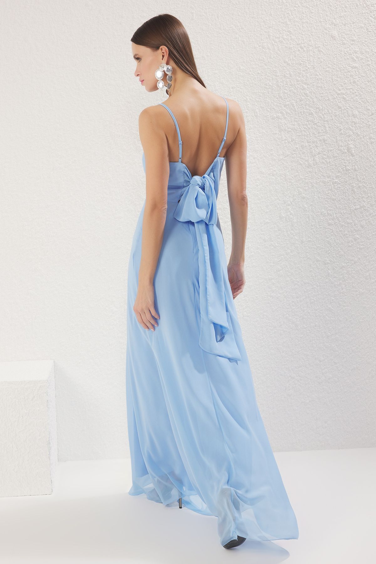 Trendyol Collection-Világoskék A-vonalú masnival bélelt sifon szőtt hosszú estélyi ruha éjszakai ballagási ruha TPRSS25AE00152 5
