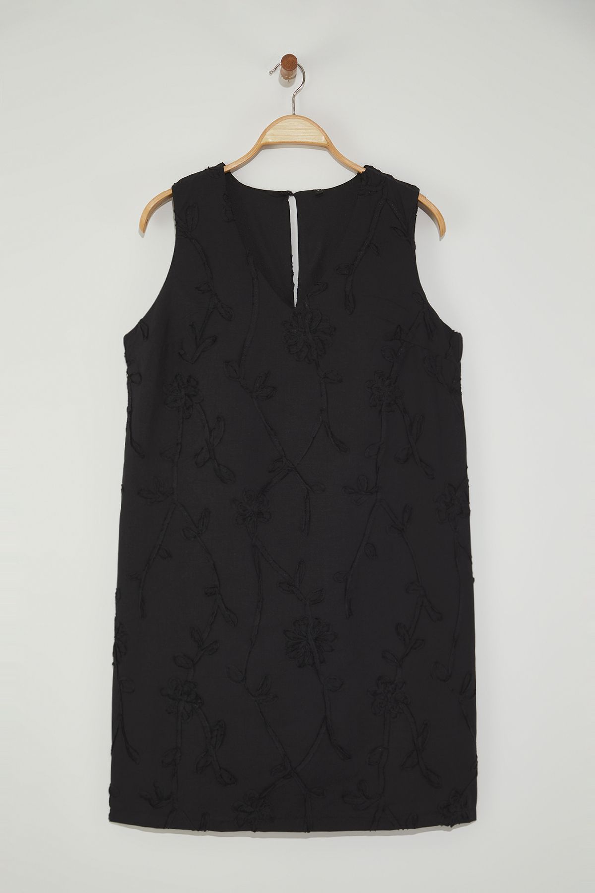 Trendyol Curve-Schwarzes, ärmelloses, gewebtes Minikleid mit Rosenmuster aus Jacquard in Übergröße TBBSS25AH00199 5