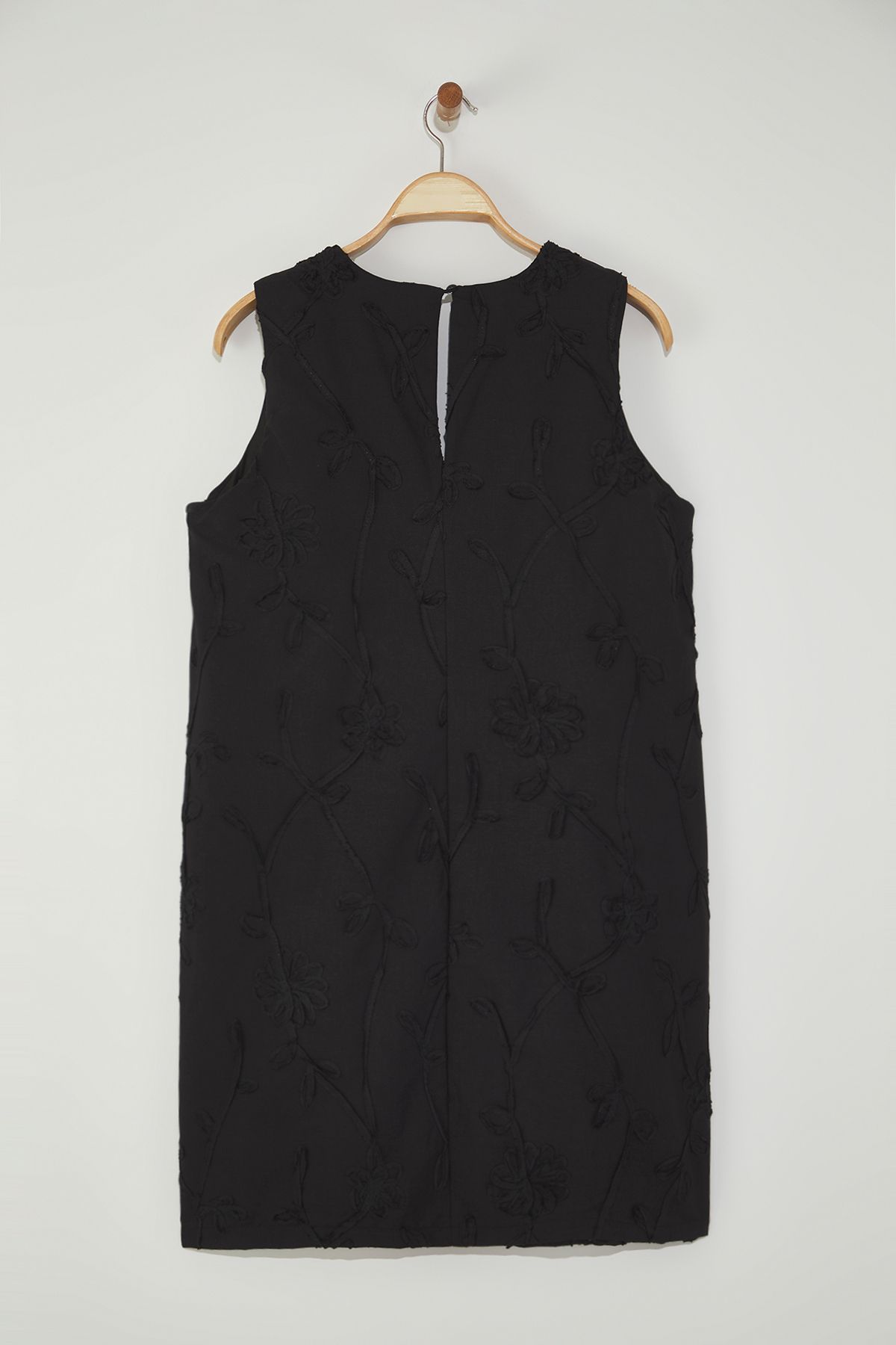Trendyol Curve-Schwarzes, ärmelloses, gewebtes Minikleid mit Rosenmuster aus Jacquard in Übergröße TBBSS25AH00199 7