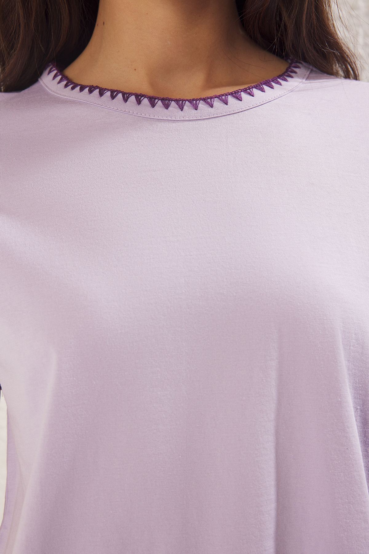 Trendyolmilla  Lila %100 Pamuk Kontrast Dikiş Detaylı Basic Bisiklet Yaka Örme T-Shirt TWOSS19AD0085 - Görsel 3