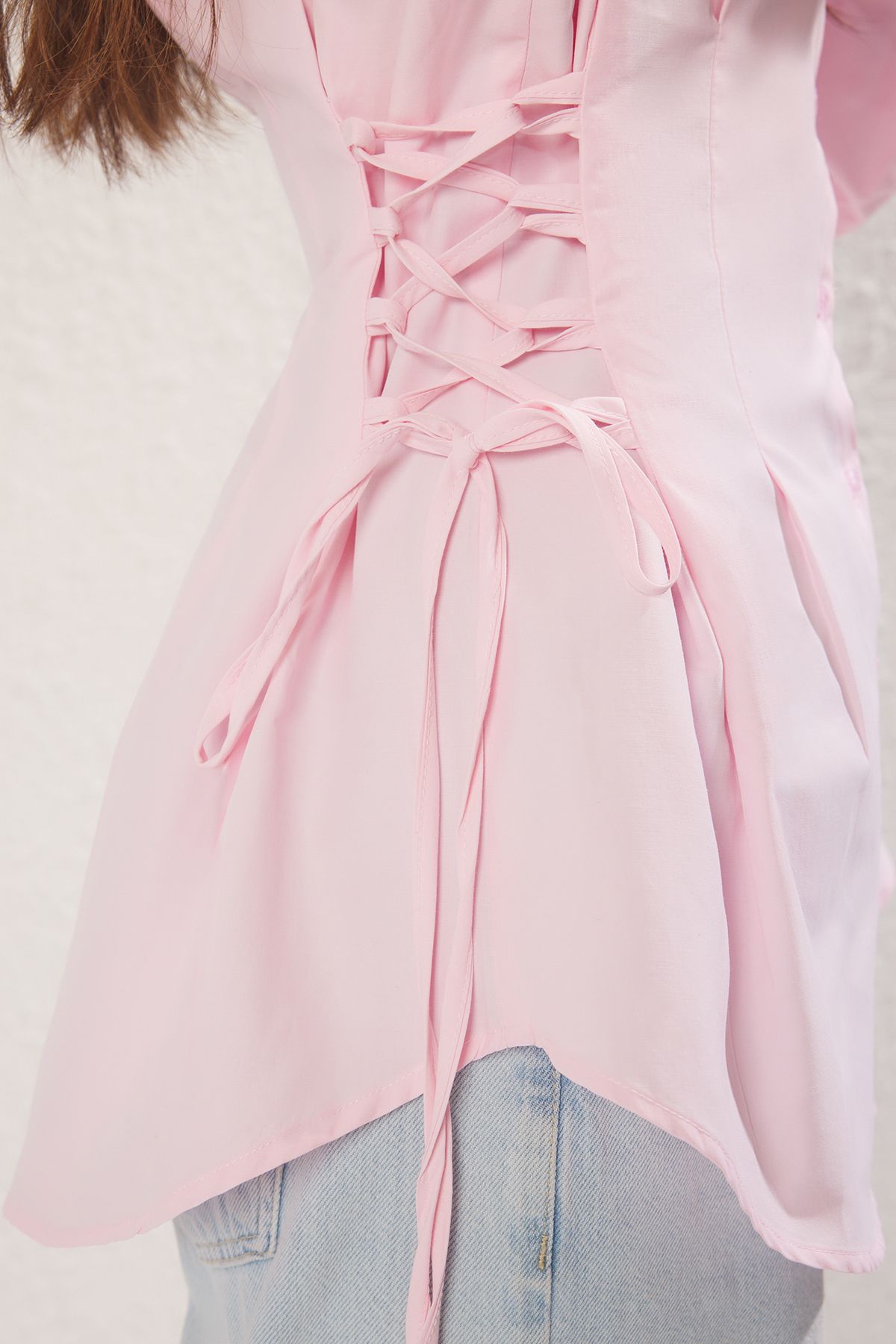 Trendyol Modest-Hellrosa gewebtes Hemd mit Bindedetail an der Taille TCTSS25TG00003 3