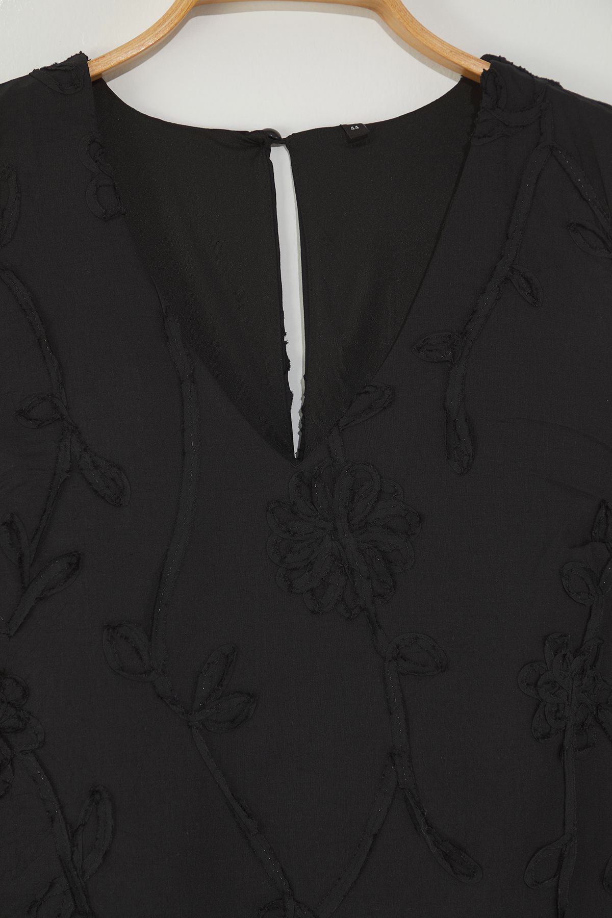 Trendyol Curve-Schwarzes, ärmelloses, gewebtes Minikleid mit Rosenmuster aus Jacquard in Übergröße TBBSS25AH00199 6