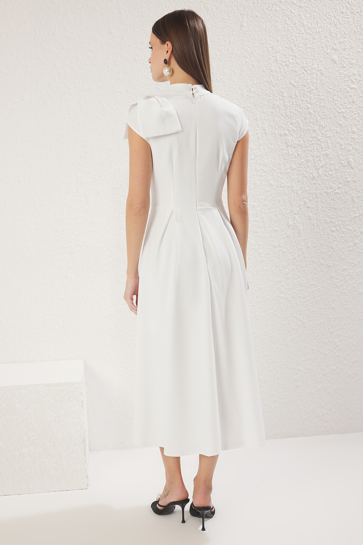 Trendyolmilla  Beyaz A-Kesim Piliseli Dokuma Şık Abiye Gece Mezuniyet Elbisesi TPRAW25EL00151 - Görsel 4