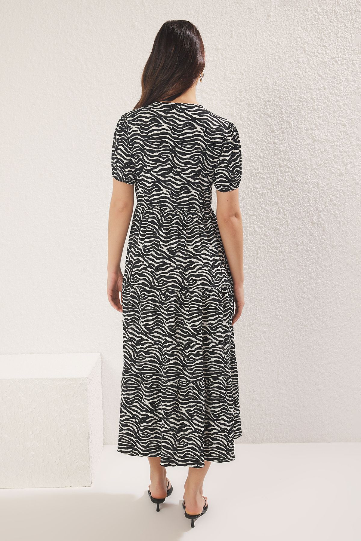 Trendyol Collection-Skater cu decolteu în V cu imprimeu zebră înfășurat negru/Rochie tricotată midi elastică cu deschidere în talie TWOSS25EL00697 5