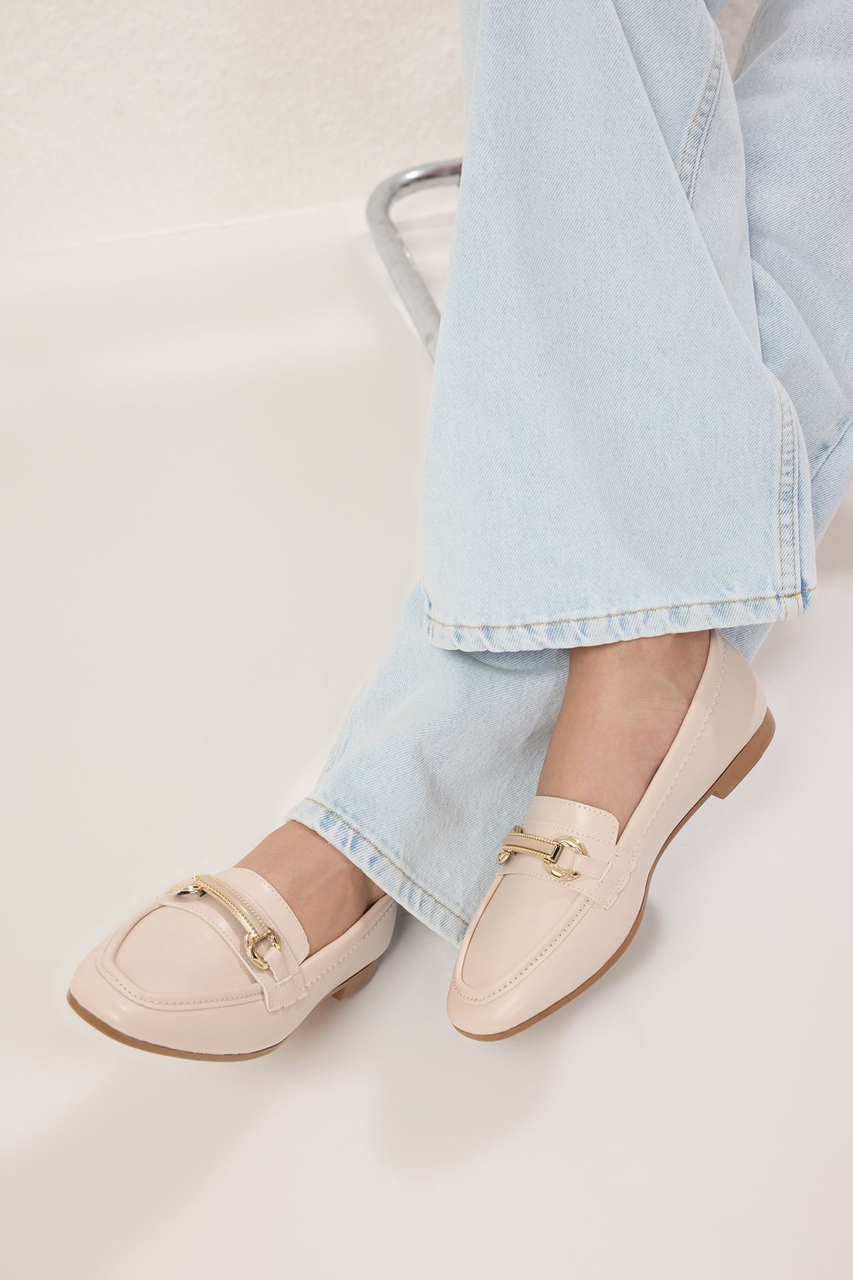 TRENDYOL SHOES-Beige Metall-Accessoire Detaillierte, besonders bequeme Damen-Loafer-Schuhe TAKSS25LA00015 3