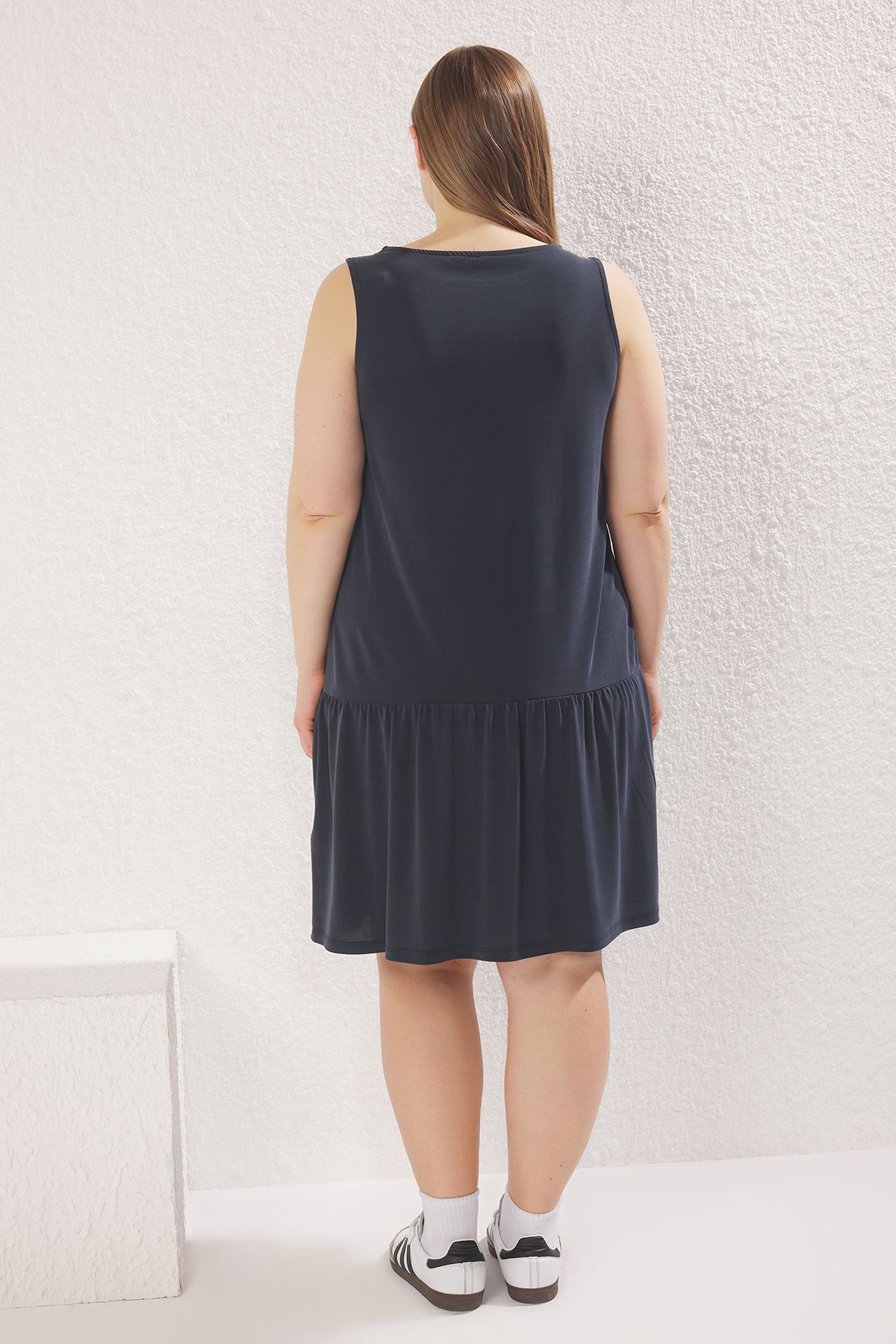 Trendyol Curve-Antracitové pletené šaty větší velikosti - Pohodlný modalový jednoduchý dres TBBSS25AH00138 4
