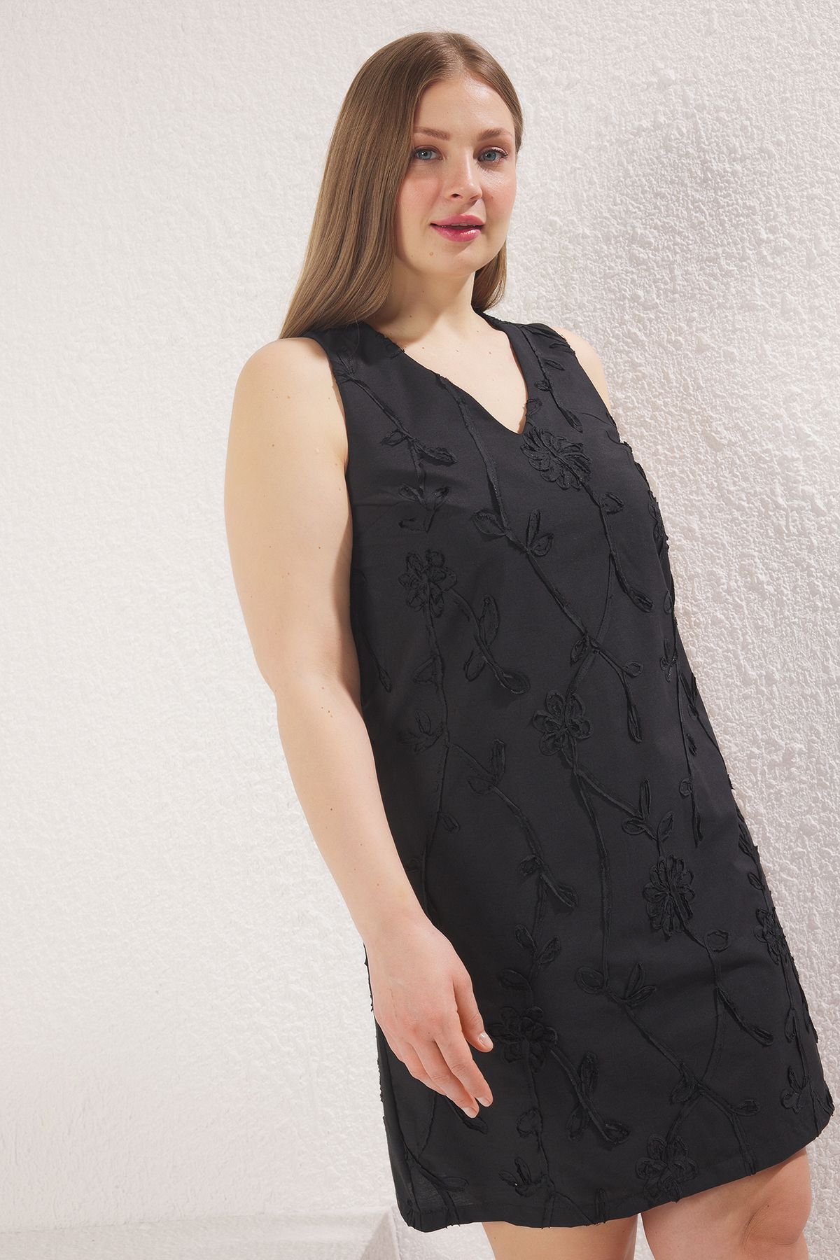 Trendyol Curve-Schwarzes, ärmelloses, gewebtes Minikleid mit Rosenmuster aus Jacquard in Übergröße TBBSS25AH00199 2