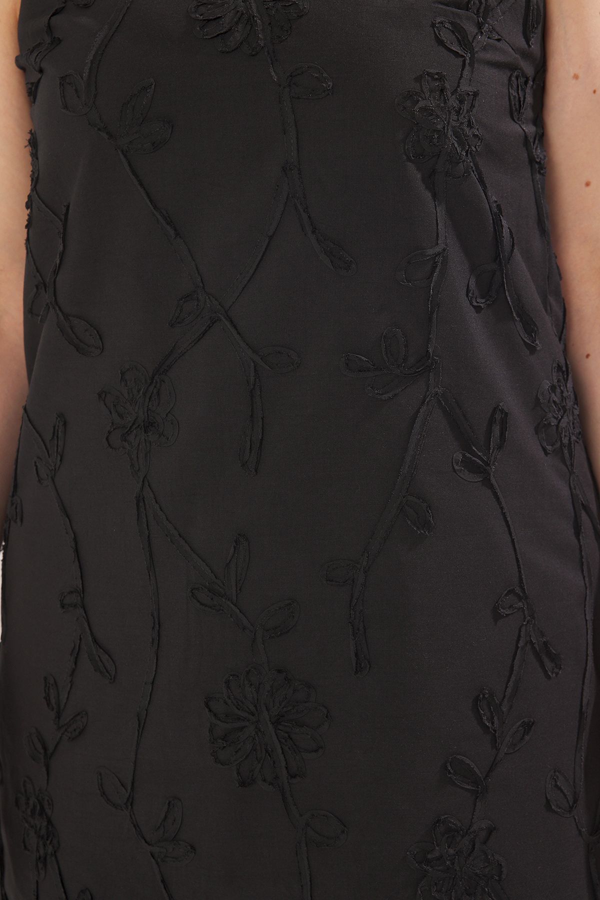 Trendyol Curve-Schwarzes, ärmelloses, gewebtes Minikleid mit Rosenmuster aus Jacquard in Übergröße TBBSS25AH00199 3