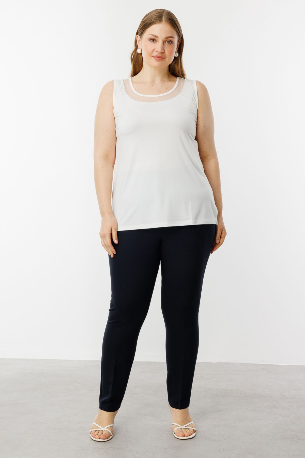 ON-Blouse with Tulle Stone Detail on the Collar 2