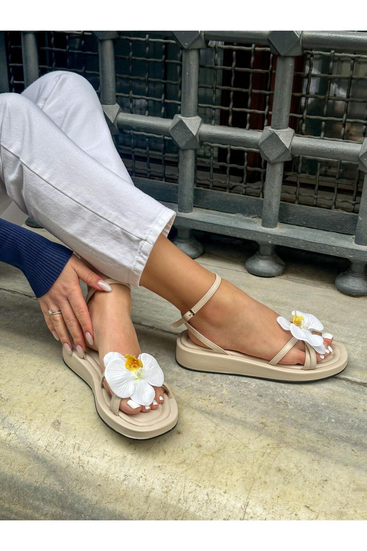 ERVANIN BUTİĞİ  Bej Cilt (Flow) Çiçek Detaylı Kadın Sandalet - Görsel 5