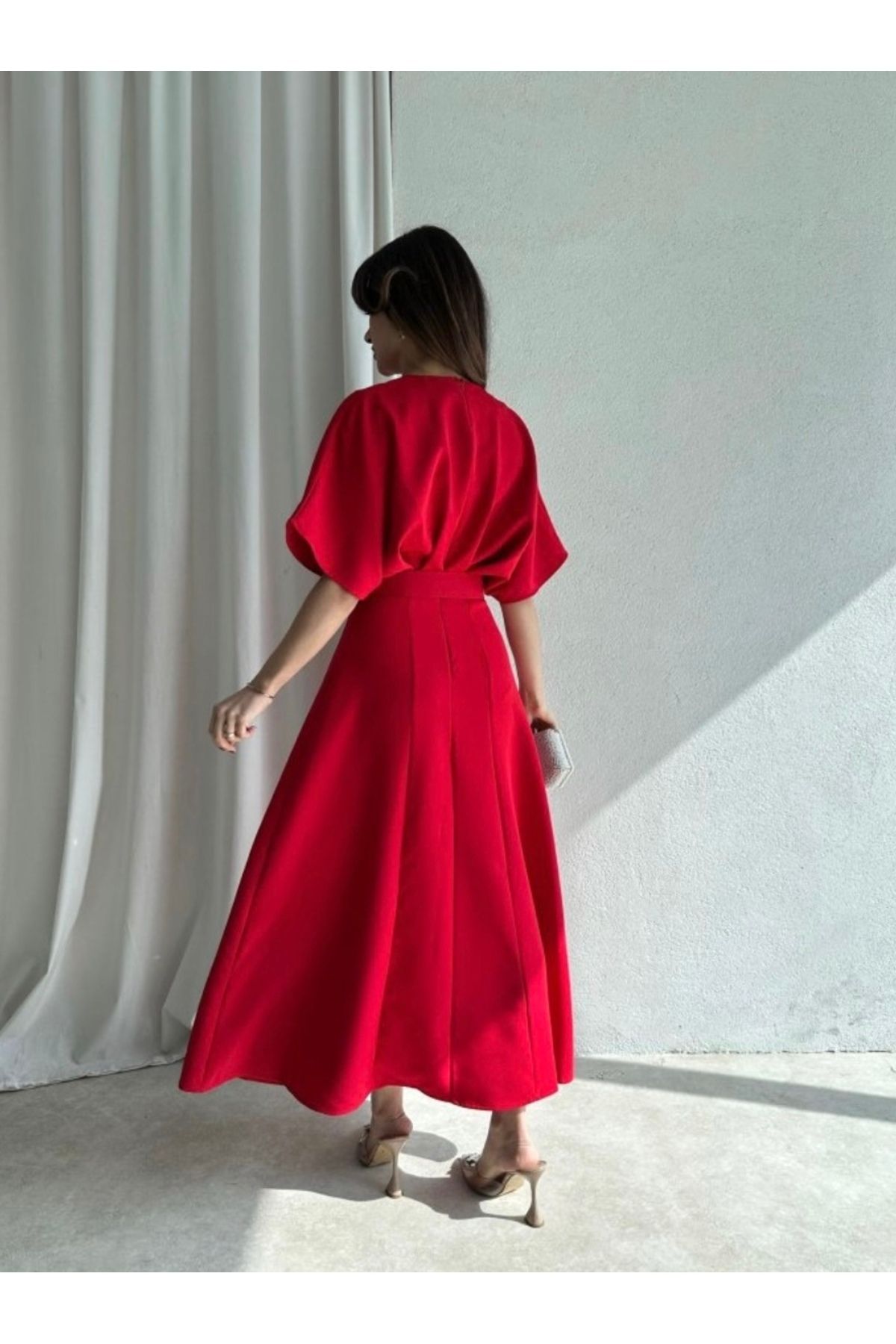 Afiş Butik-Červené midi šaty - plisované, pásek a rozparek 5