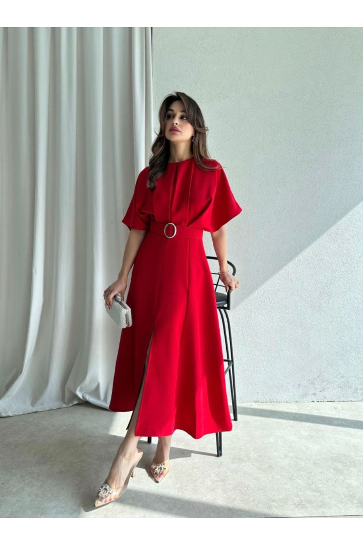 Afiş Butik-Červené midi šaty - plisované, pásek a rozparek 4