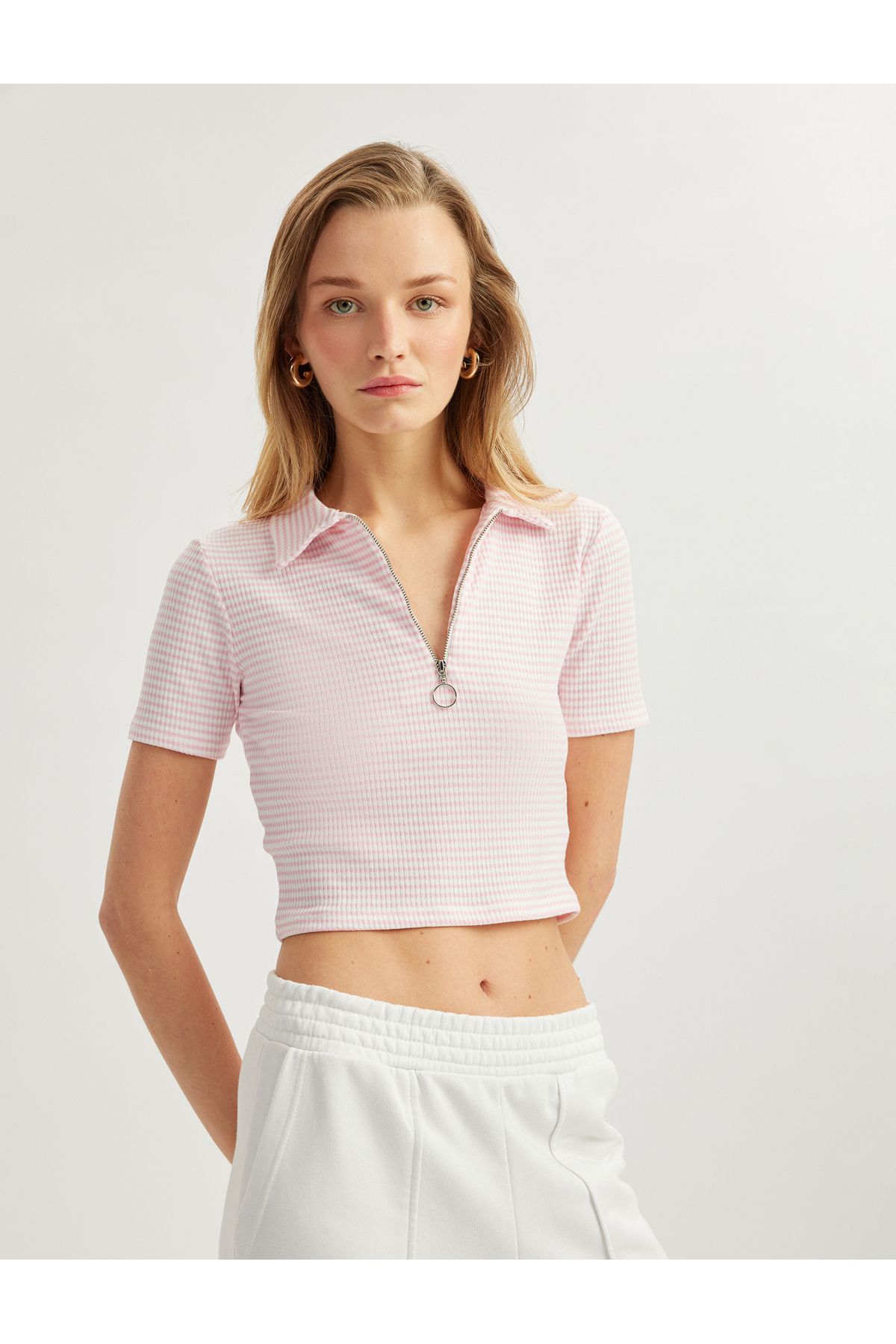 Koton Yeni Sezon Viskon Kumaş Karışımlı Pötikareli Fermuarlı Kısa Kollu Crop Polo Yaka Tişört