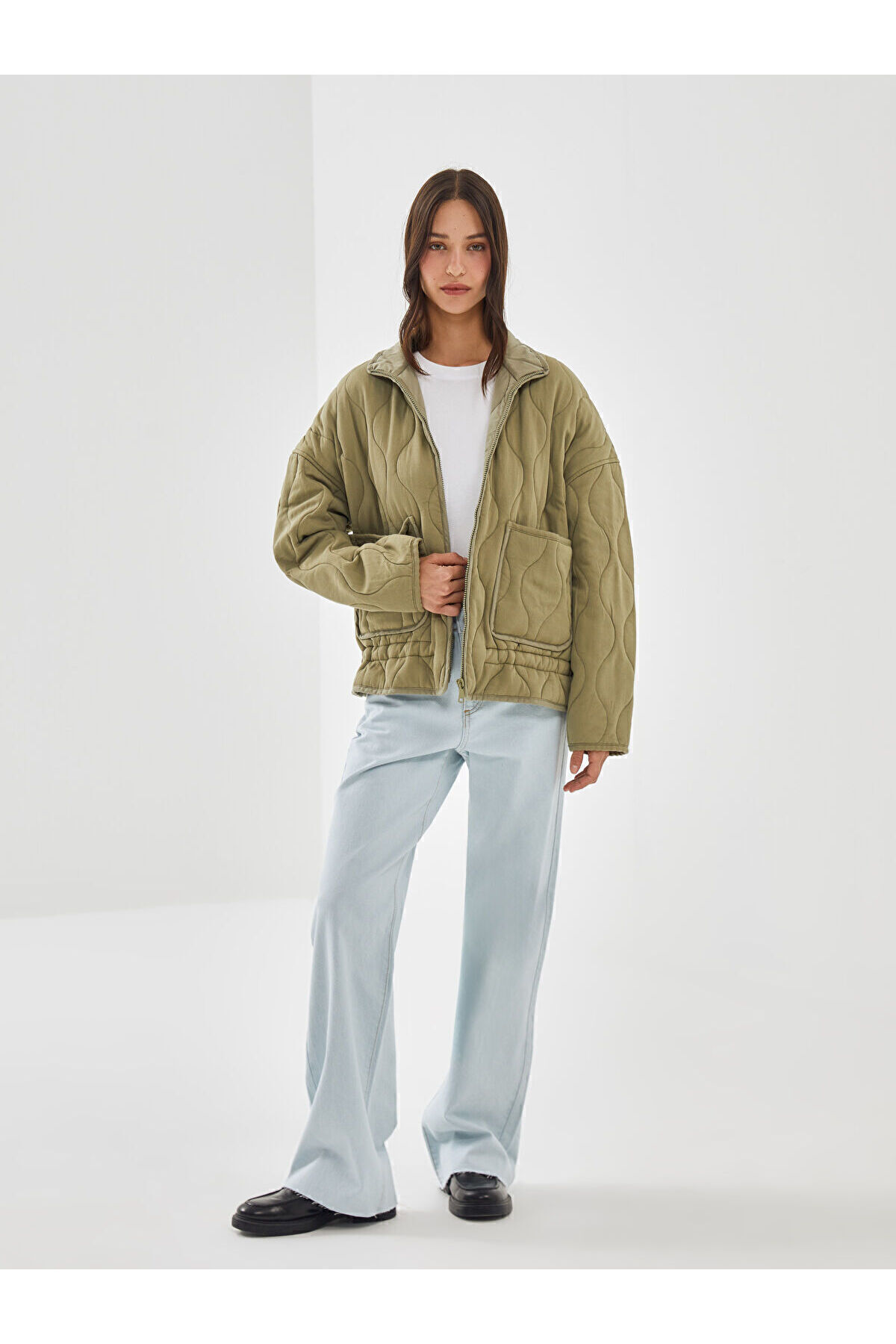 LC Waikiki  LCWK Dik Yaka Kapitone Oversize Kadın Şişme Mont - Görsel 2