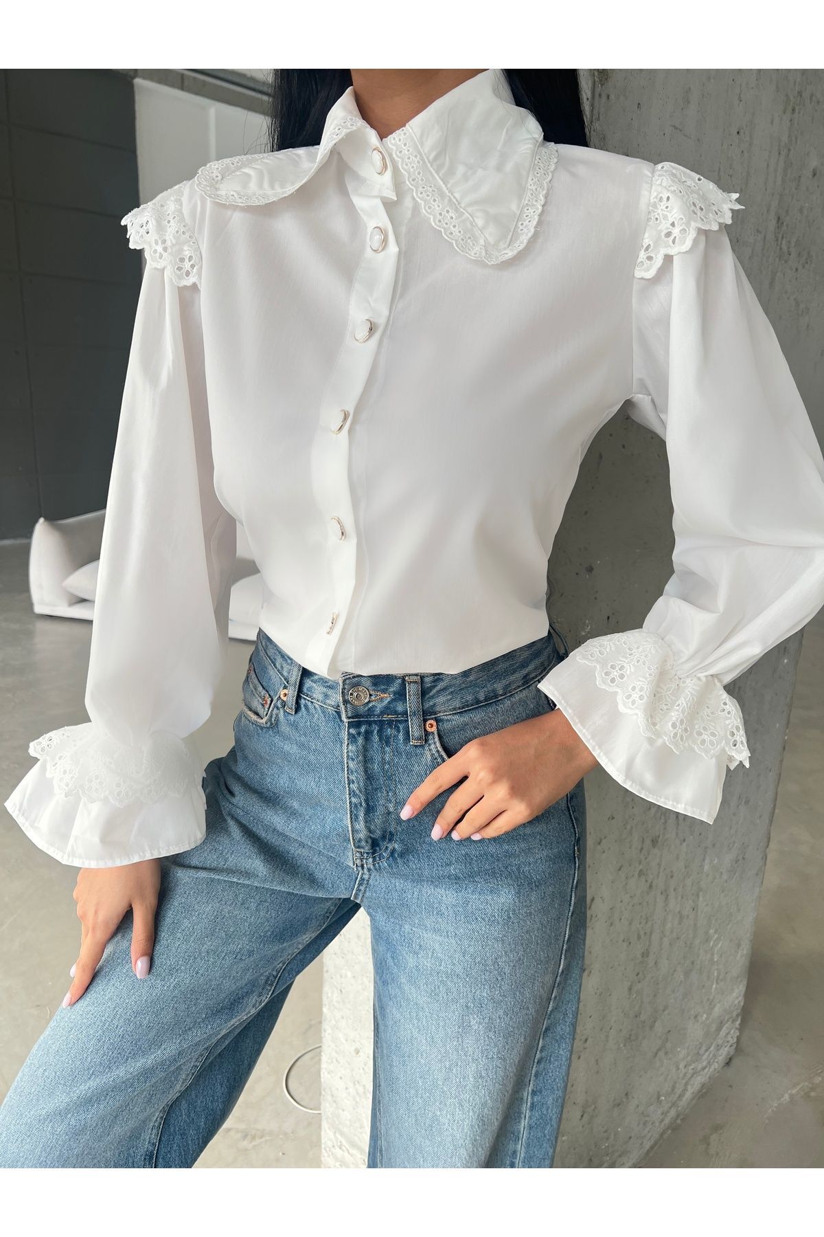 Fashion Station  Kadın Beyaz Omuz Kol Volanlı Bebe Yaka Fisto Nakışlı Düğmeli Vintage Gömlek - Görsel 2