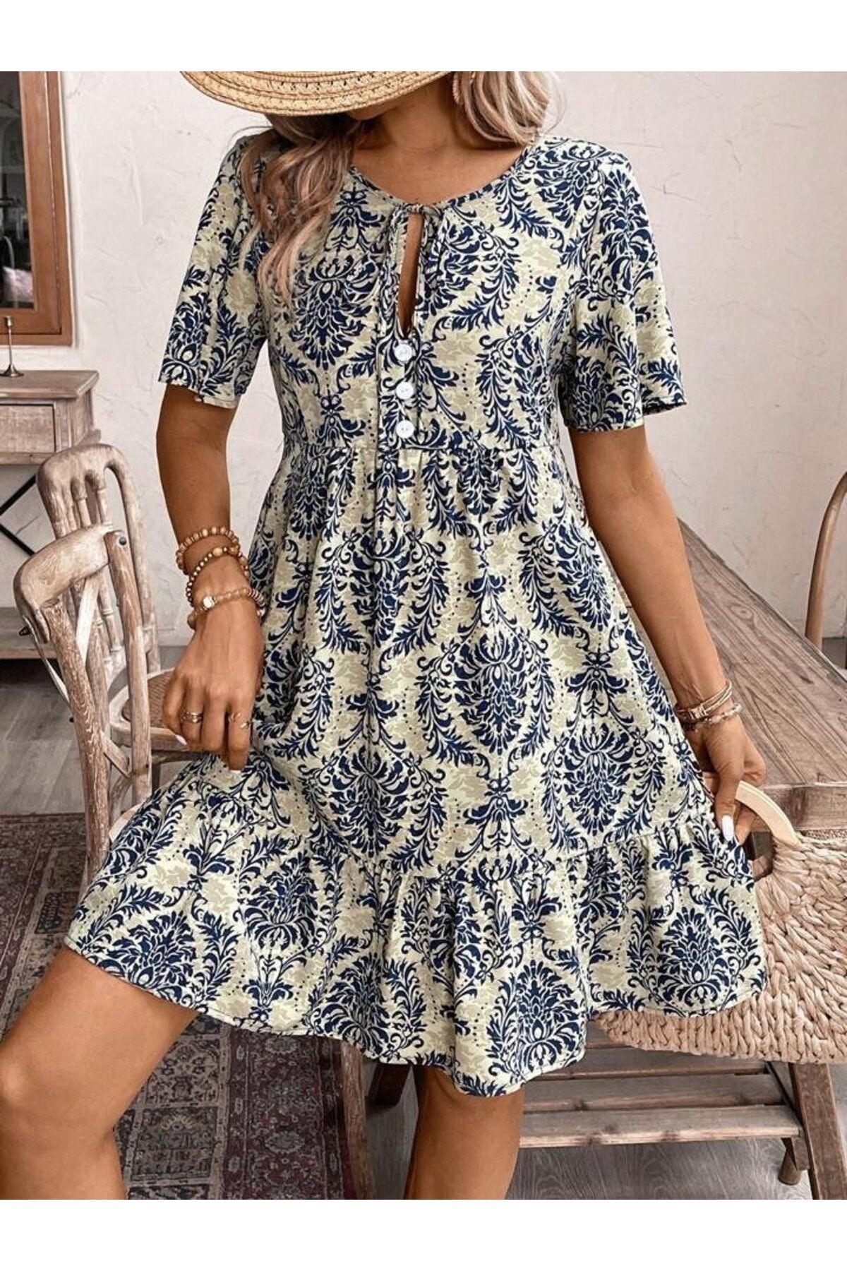 MHT STORE Kadın Kısa Kollu Yakadan Bağcıklı Desenli Fırfırlı Süprem Elbise