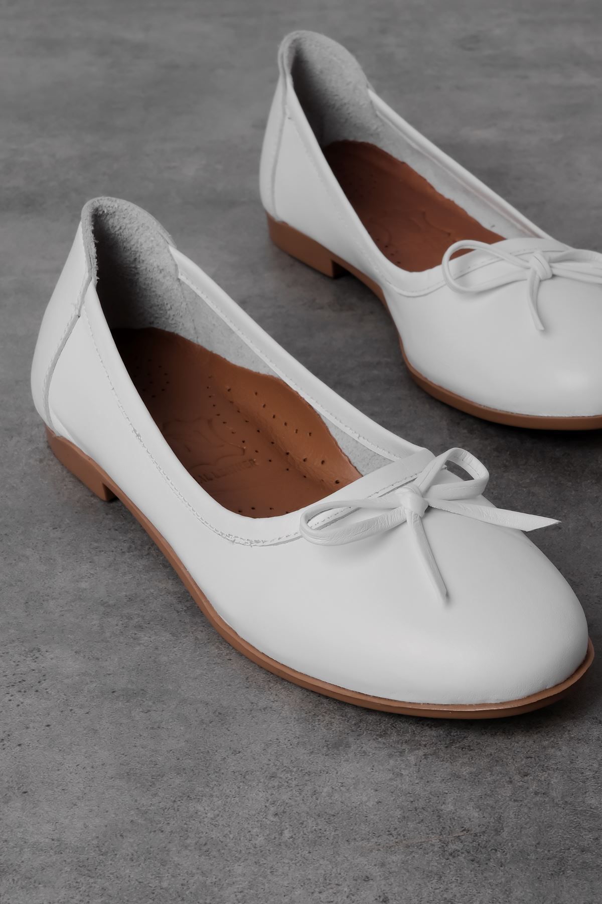 Lal Shoes & Bags-حذاء باليه نسائي من الجلد الطبيعي من Virtus مع تفاصيل فيونكة - أبيض 5