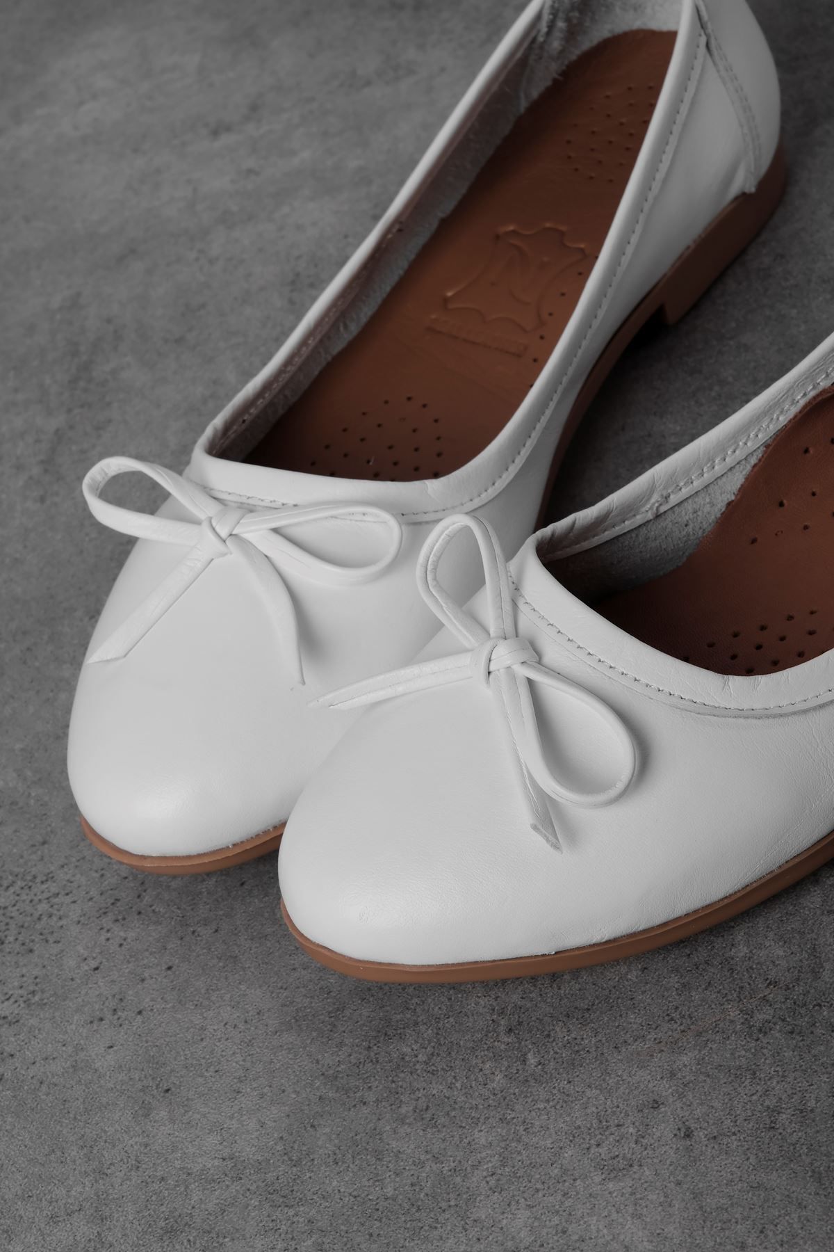 Lal Shoes & Bags-حذاء باليه نسائي من الجلد الطبيعي من Virtus مع تفاصيل فيونكة - أبيض 6