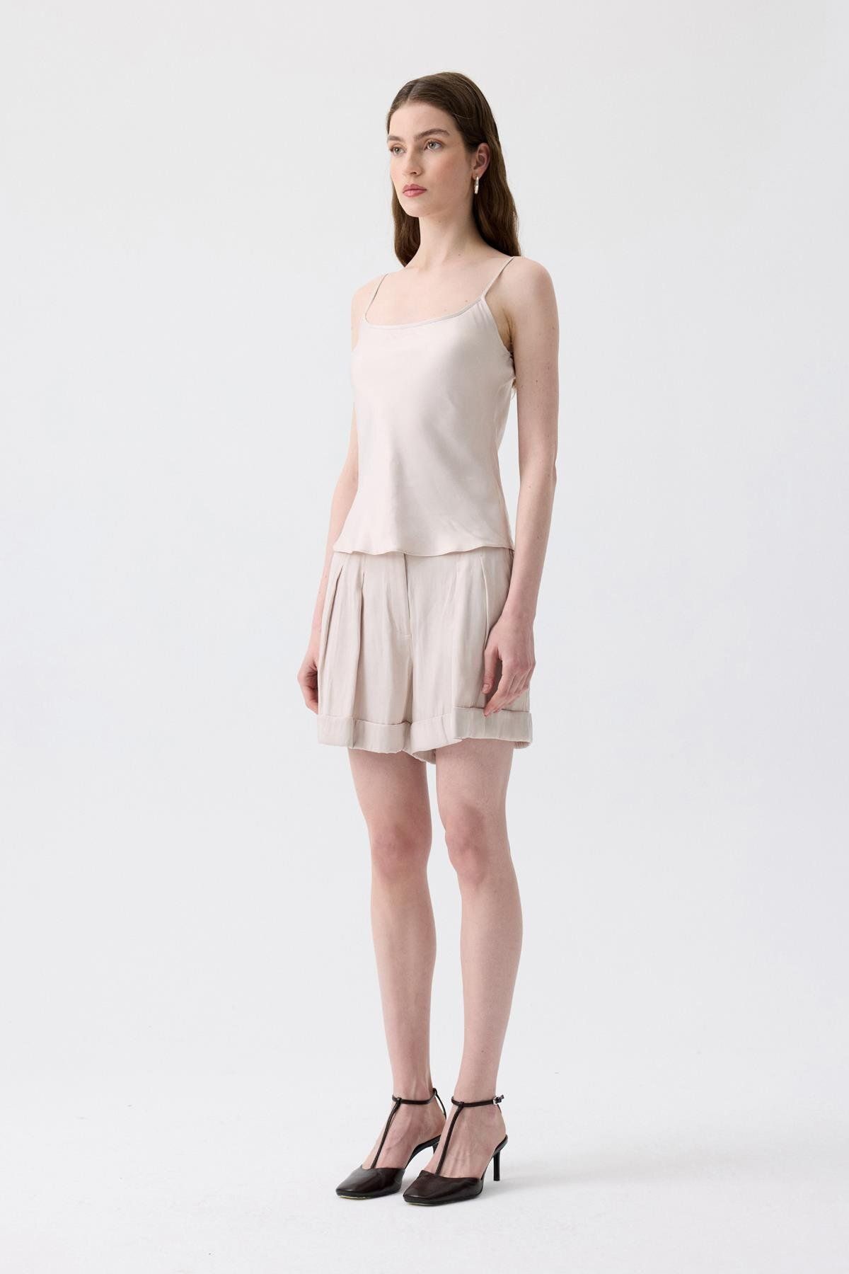 rue-Comfortable Form Mini Ecru Shorts with Binding Belt 5
