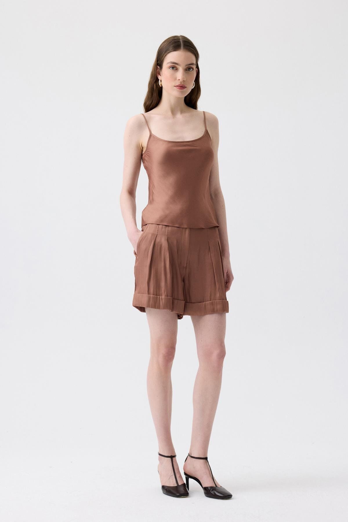 rue-Comfortable Form Mini Brown Shorts with Binding Belt 4