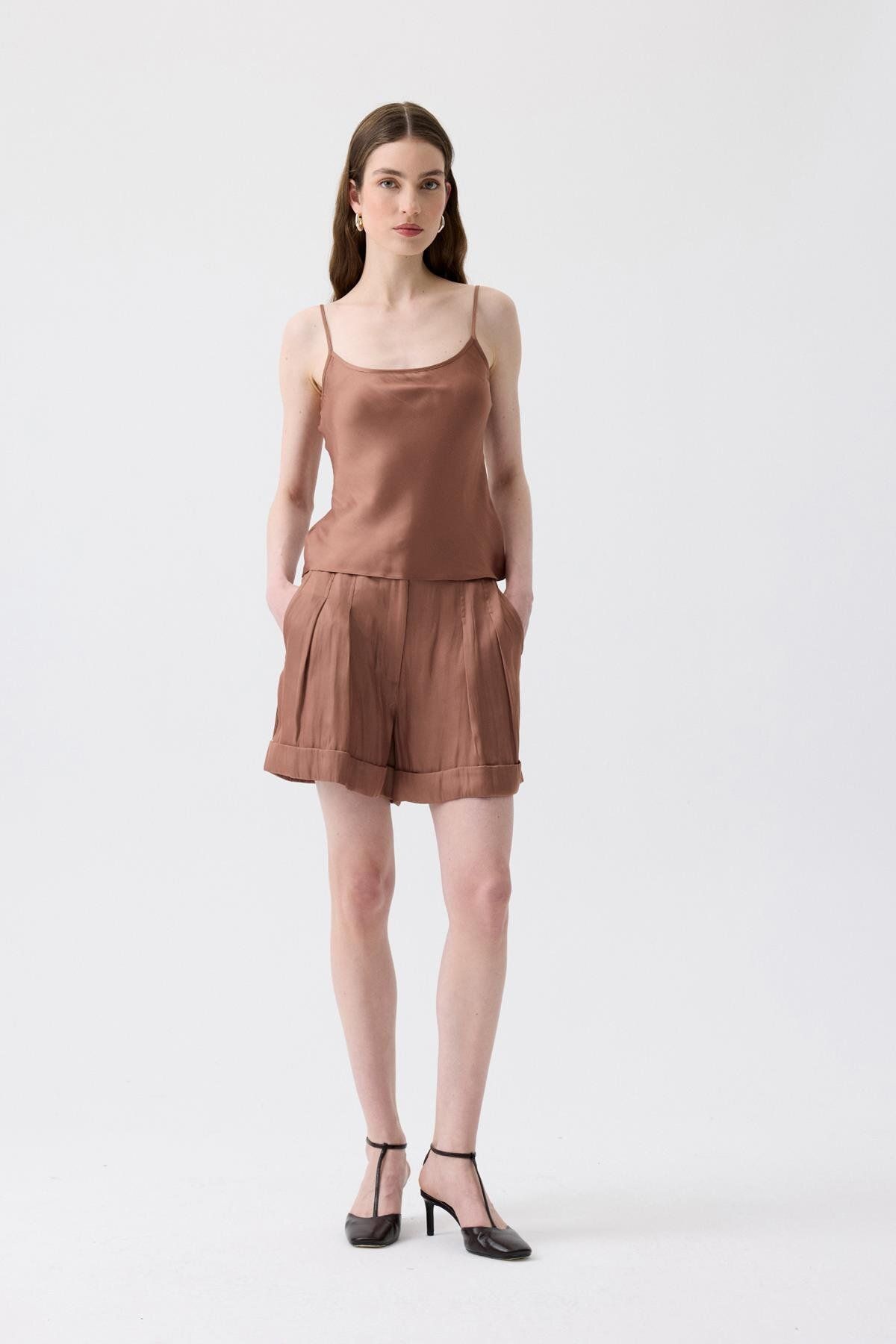 rue-Comfortable Form Mini Brown Shorts with Binding Belt 2