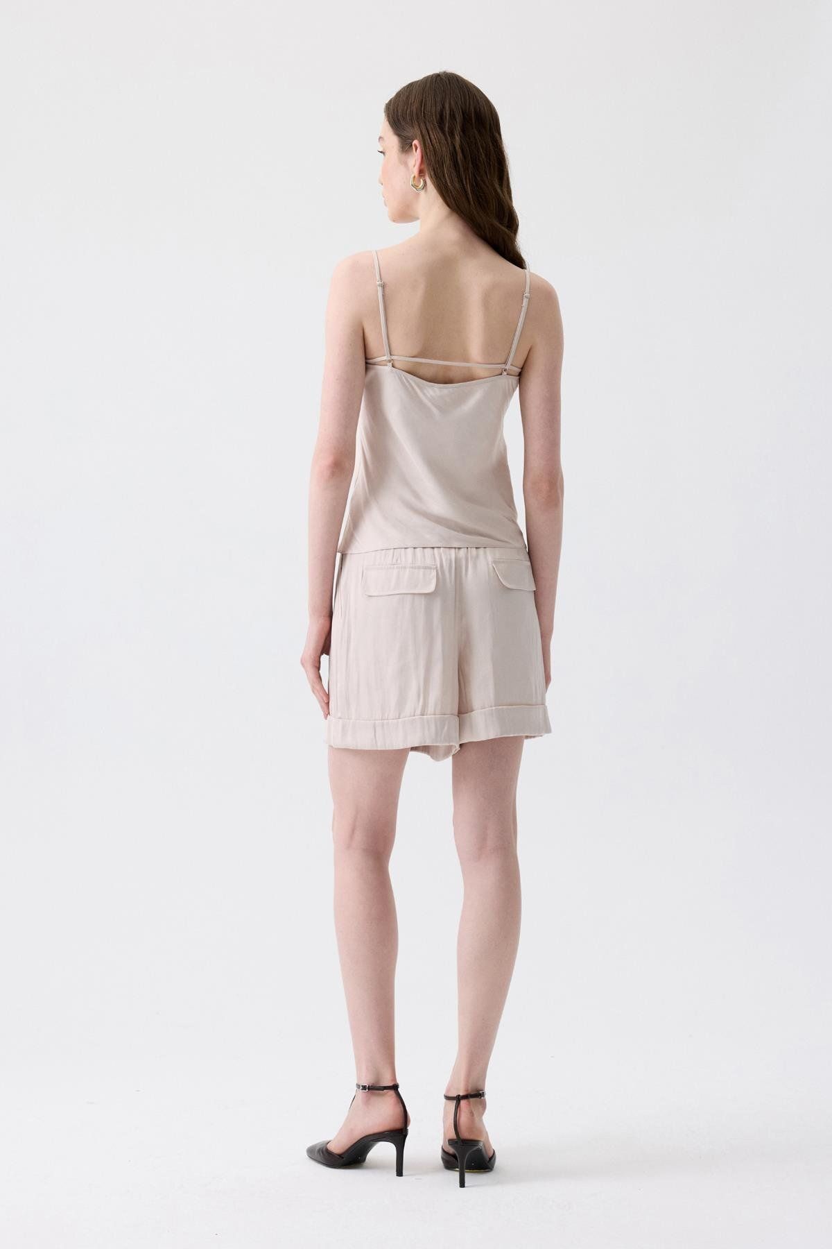 rue-Comfortable Form Mini Ecru Shorts with Binding Belt 6