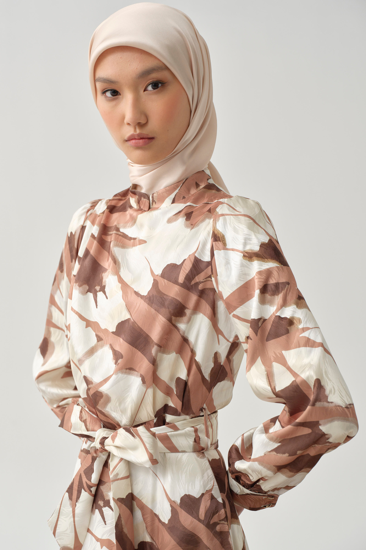 لباس مجلسی طرح‌دار چین‌دار و چین‌دار - قهوه‌ای Tuğba