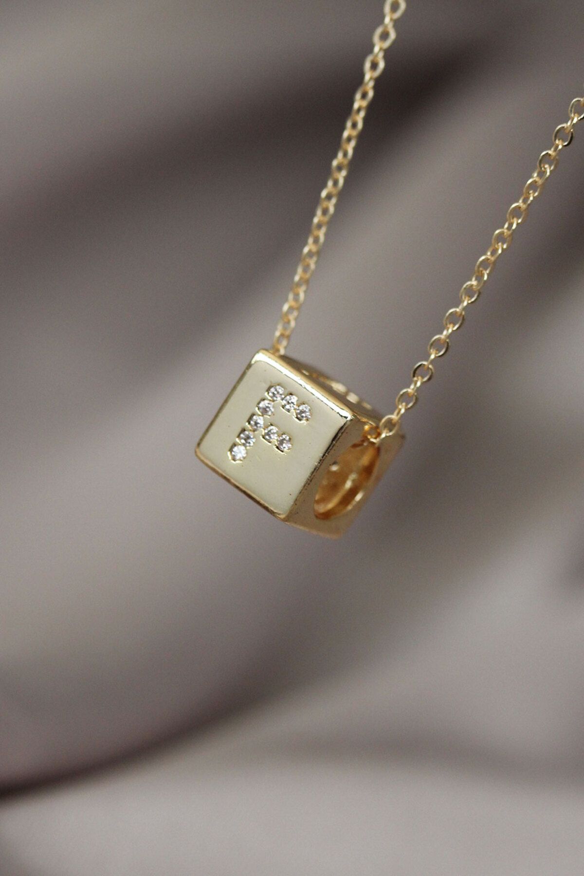 OEM Küp Model Gold Renk Zirkon Taşlı F Harfli Kolye