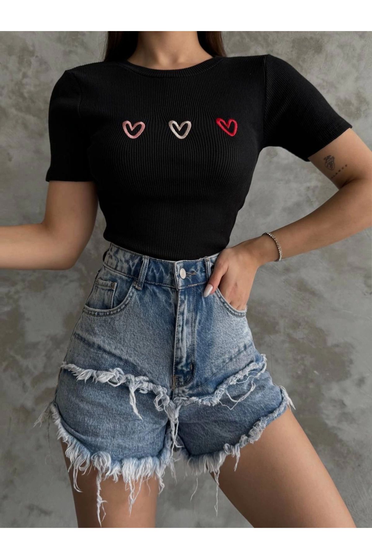 THEFOF Yumuşacık likralı kalp detaylı siyah crop bluz kısa kollu