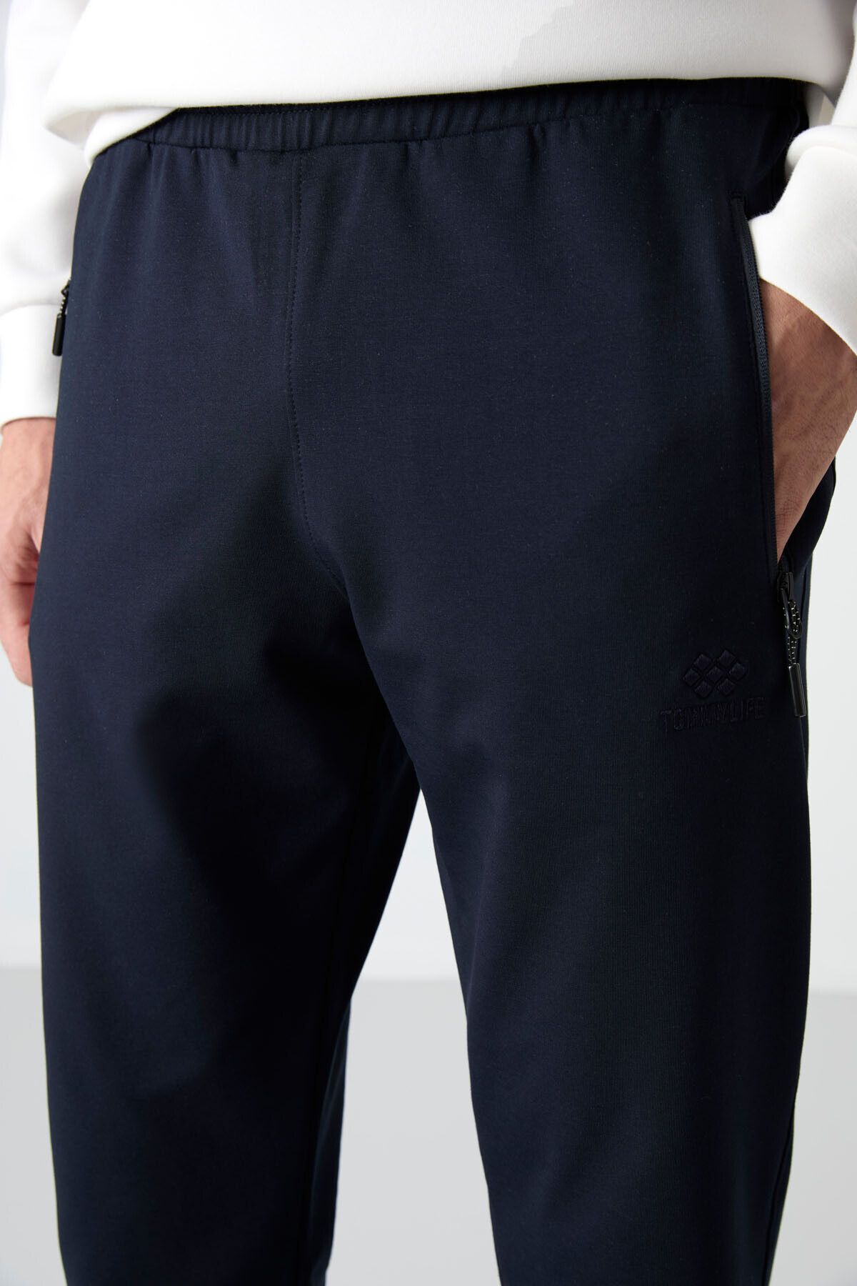TOMMY LIFE-Ανδρικό φούτερ Navy Blue Jogger - Τσέπη με φερμουάρ, Standard Fit - 84587 3