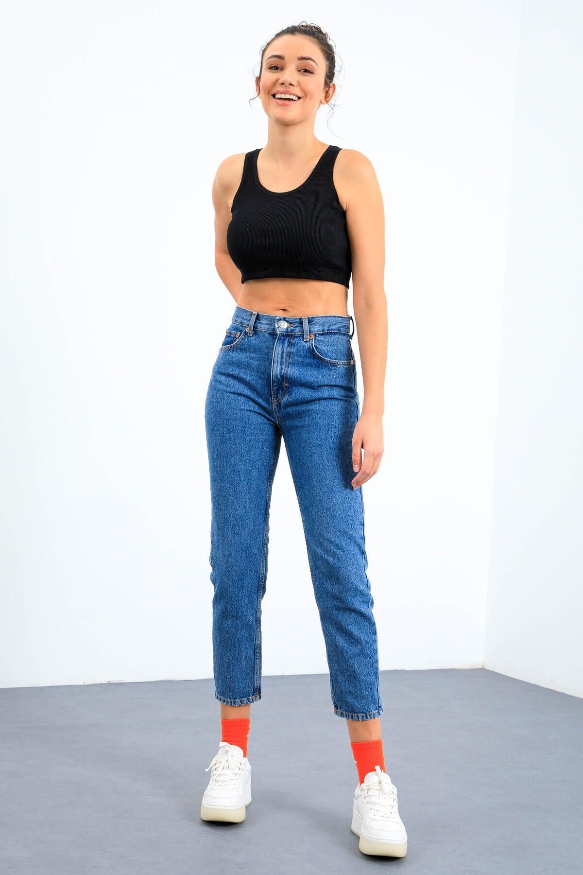 TOMMY LIFE-Marineblaues Basic-Crop-Top-Unterhemd mit Nullärmeln und schmaler Passform und U-Ausschnitt für Damen – 97160 8