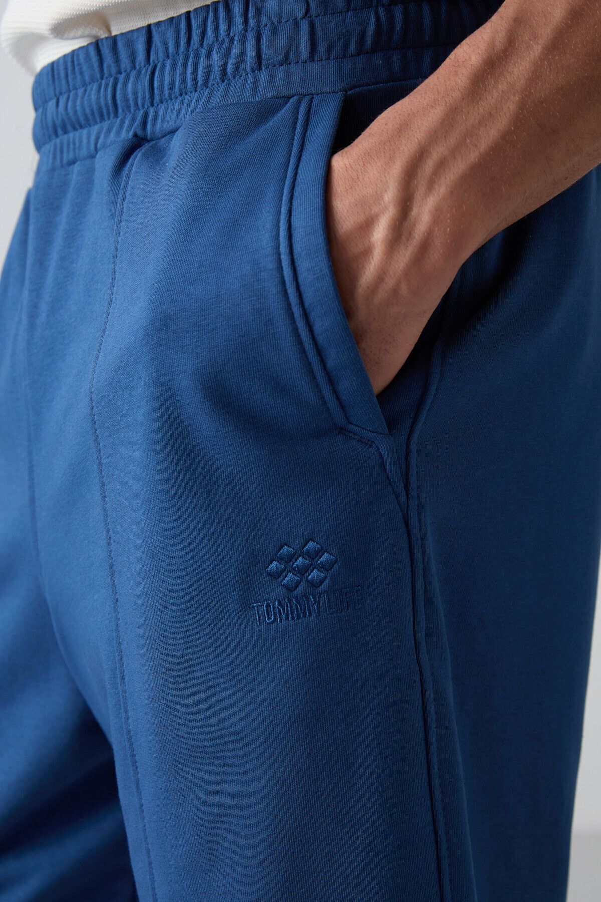 TOMMY LIFE-Ανδρικό σορτς Comfort Fit Basic με παχιά απαλή υφή από βαμβάκι Parliament - 81261 3