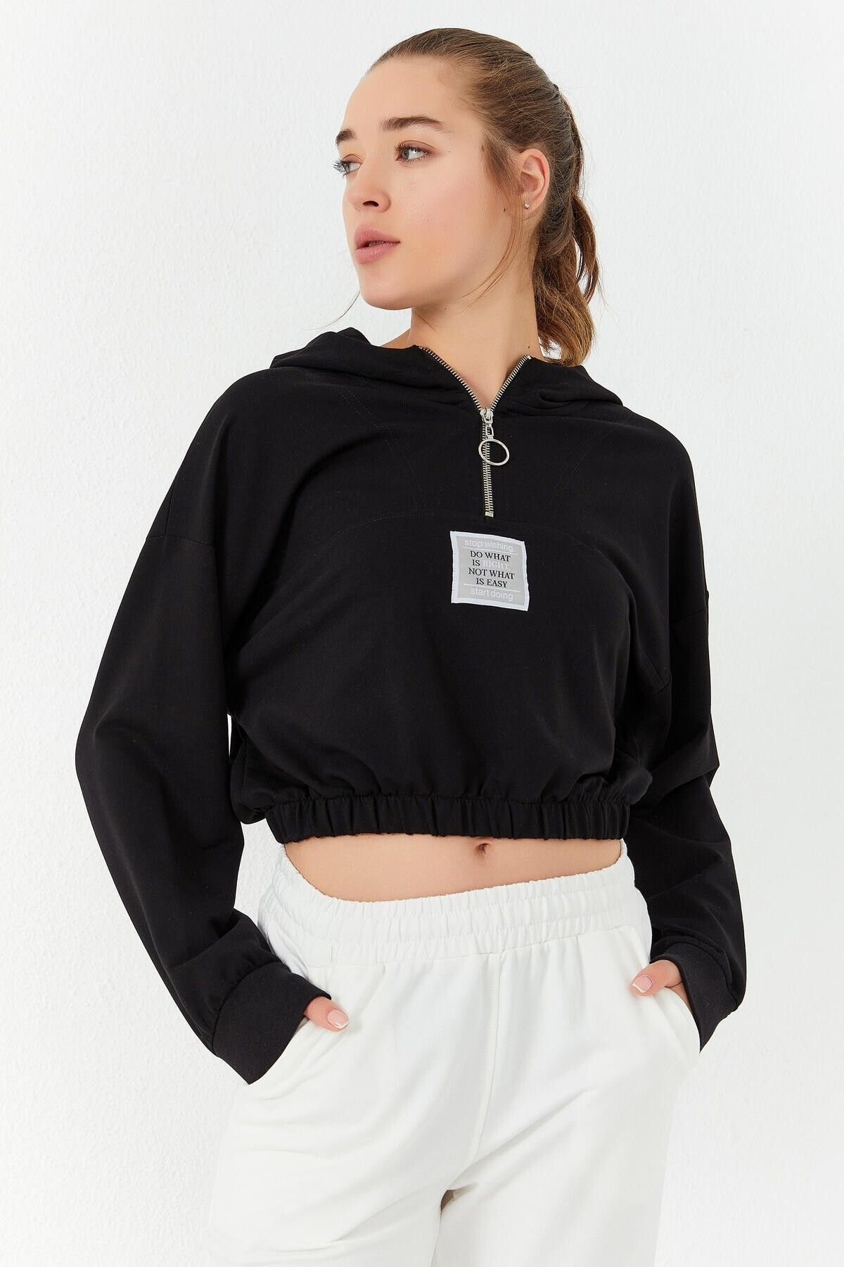 TOMMY LIFE-Μαύρο γυναικείο φούτερ Crop Top με μισό φερμουάρ και κουκούλα - 97155 5