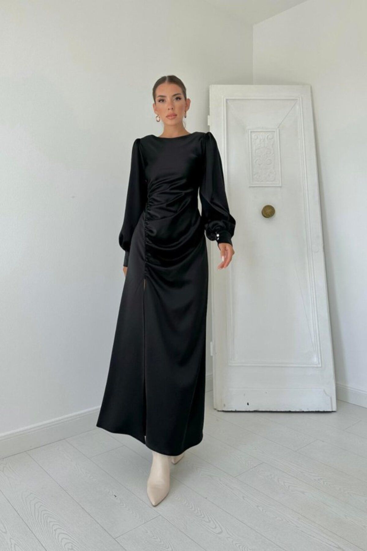 Rose's Boutique All About Women Rose's Boutiqe All About Women Siyah Yanı Büzgülü Yırtmaçlı Saten Elbise