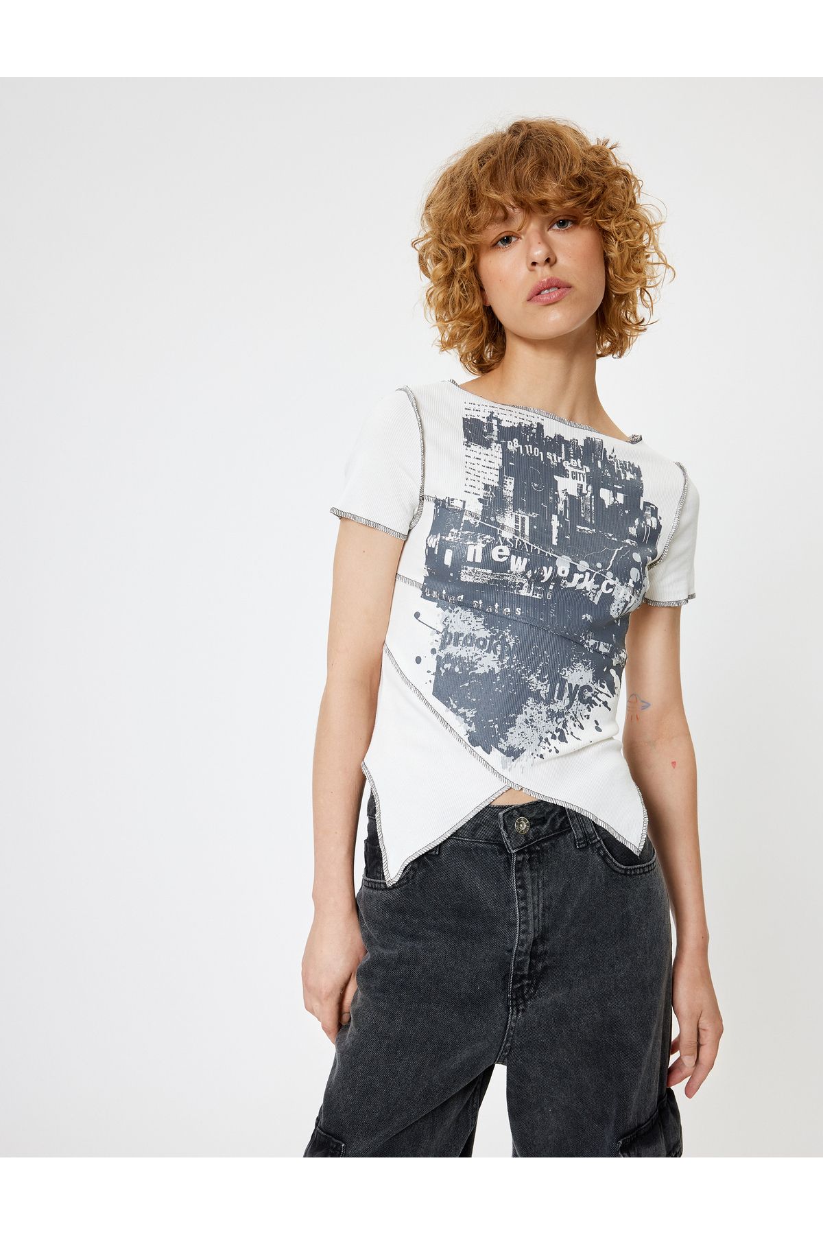 Koton Yeni Sezon Baskılı Tişört Asimetrik Kesim Kaşkorse Bisiklet Yaka Kısa Kollu Slim Fit