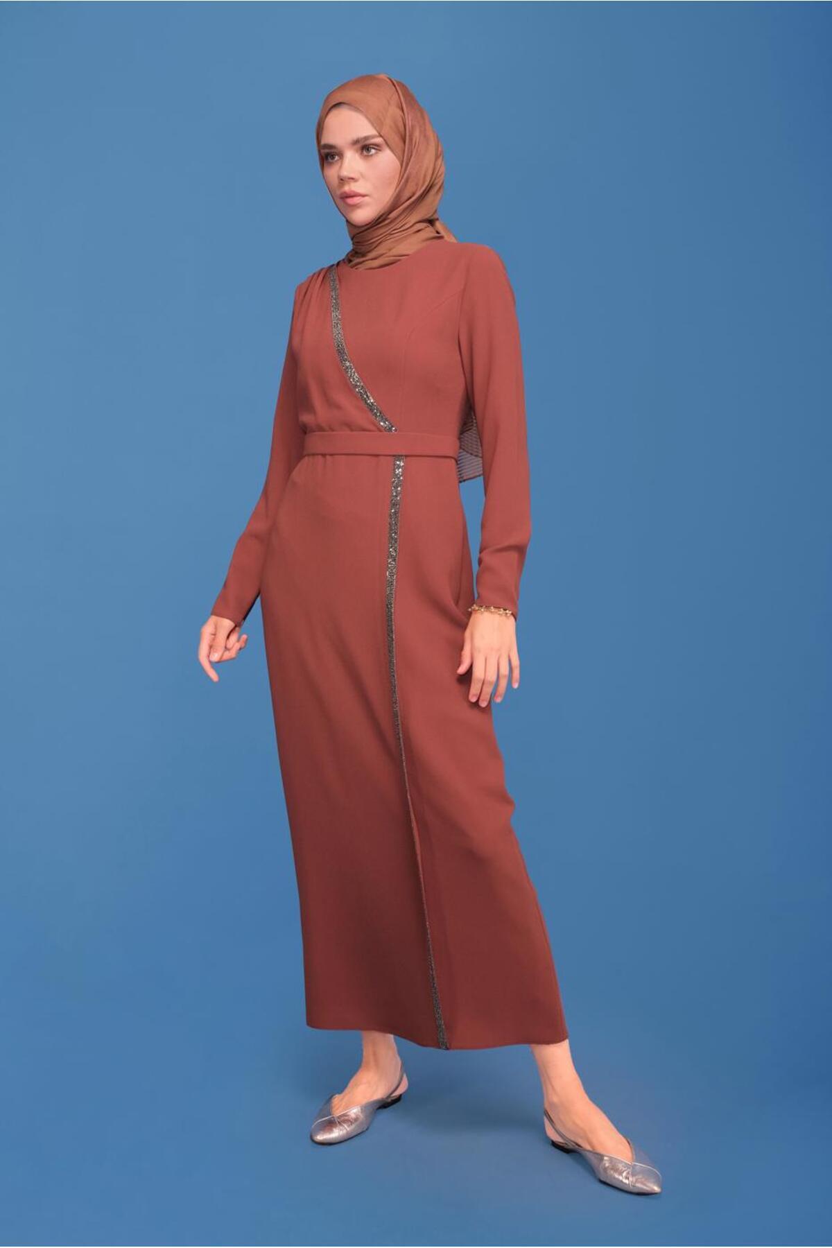 آلوینا لباس کرپ با جزئیات راه راه ۴۱۷۷۶ آلوینا لباس کرپ با جزئیات راه راه ۴۱۷۷۶