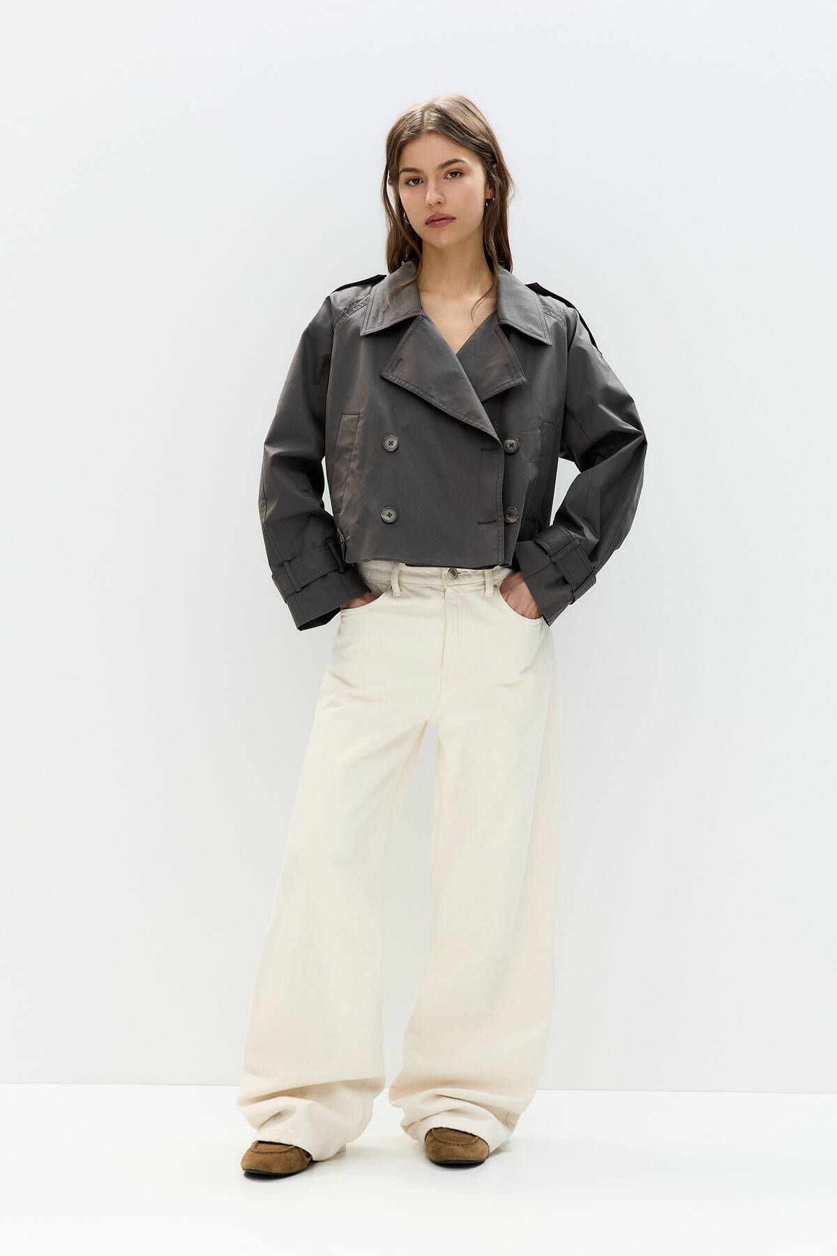 خرید ترنچکت زنانه کوتاه با یقه لایه‌ای و طراحی مدرن Pull & Bear