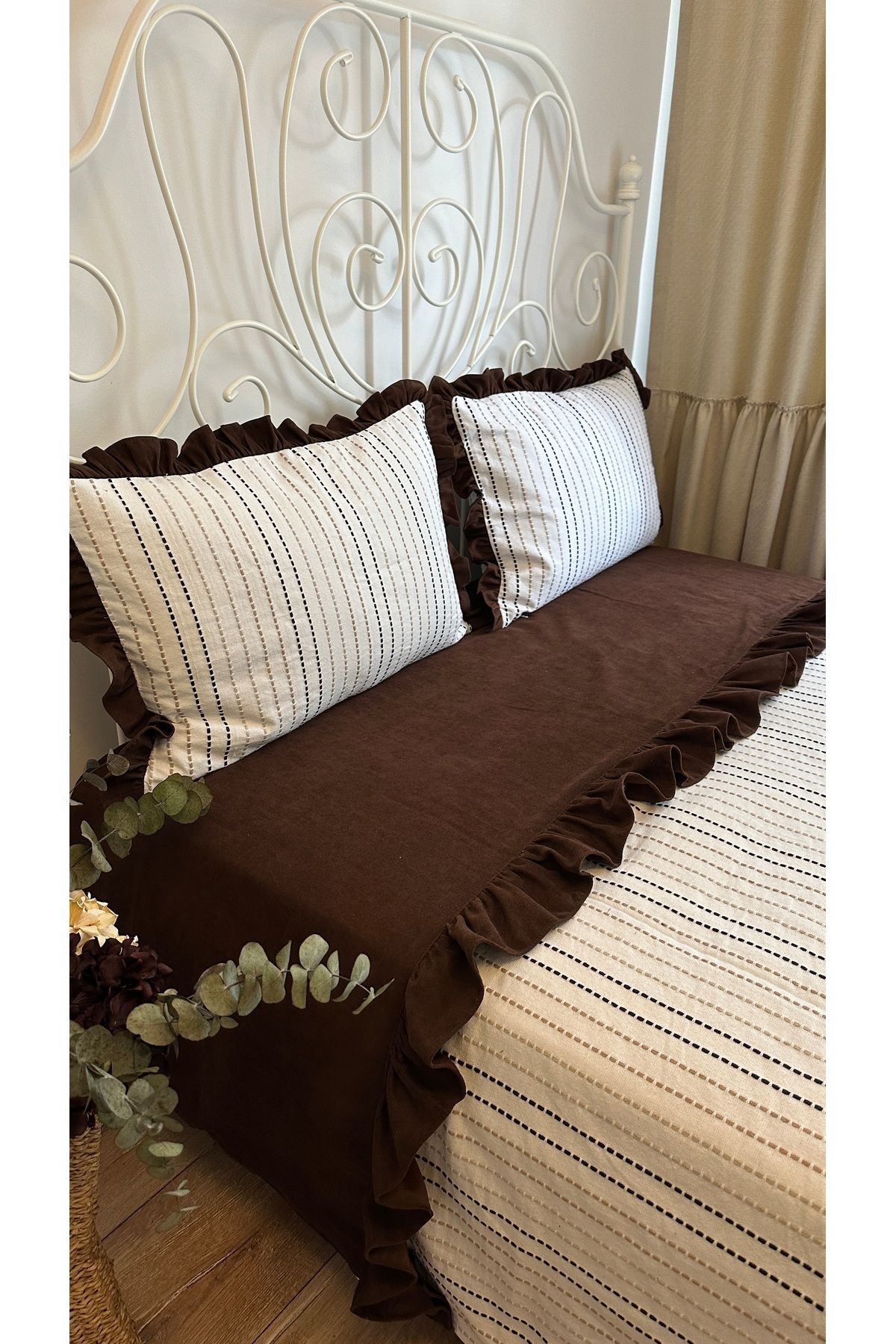 Decamor home Kahverengi Ekru Fırfır Detaylı Yatak Örtüsü Çift Kişilik