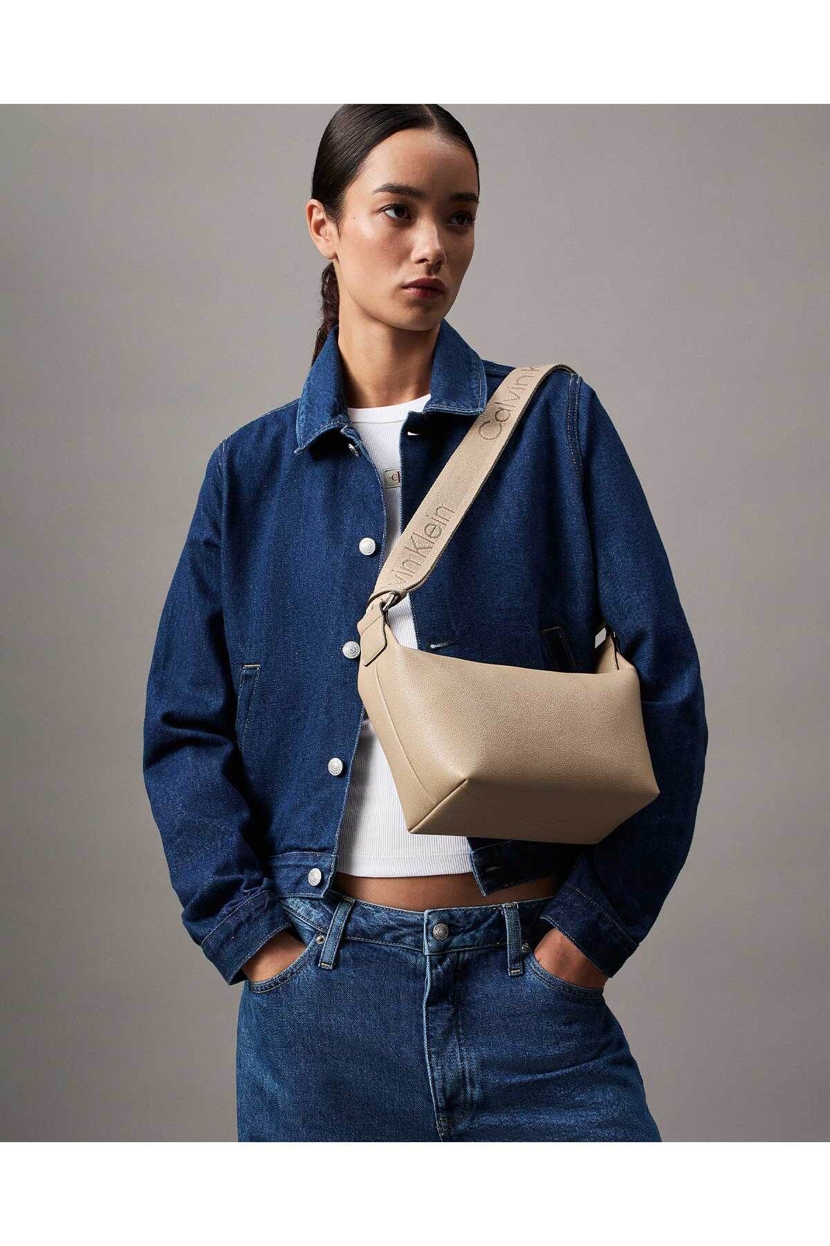 Calvin Klein-حقيبة كتف خفيفة للغاية 3