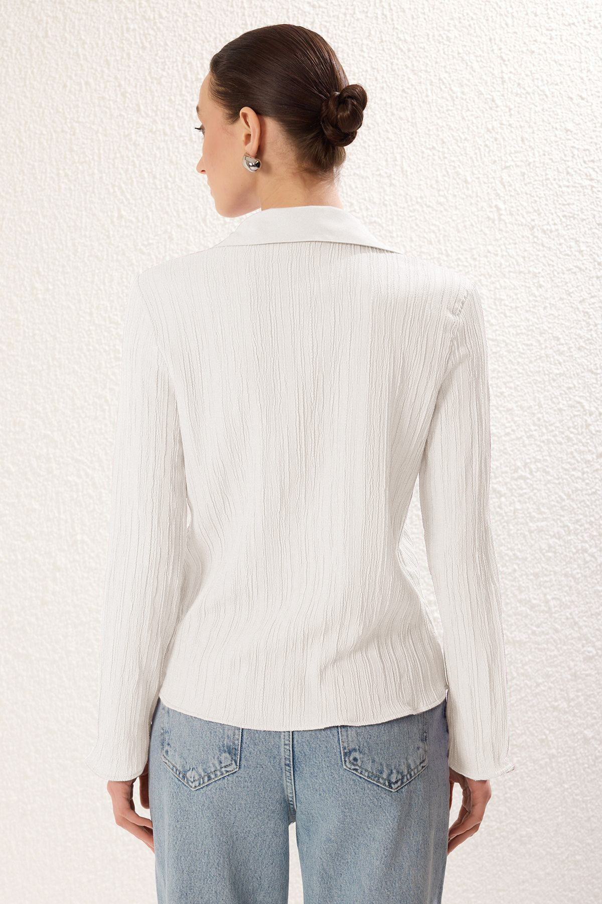 Trendyolmilla  Beyaz Dokulu Kumaş Önden Bağlama Detaylı Dokuma Gömlek TWOSS25GO00012 - Görsel 6