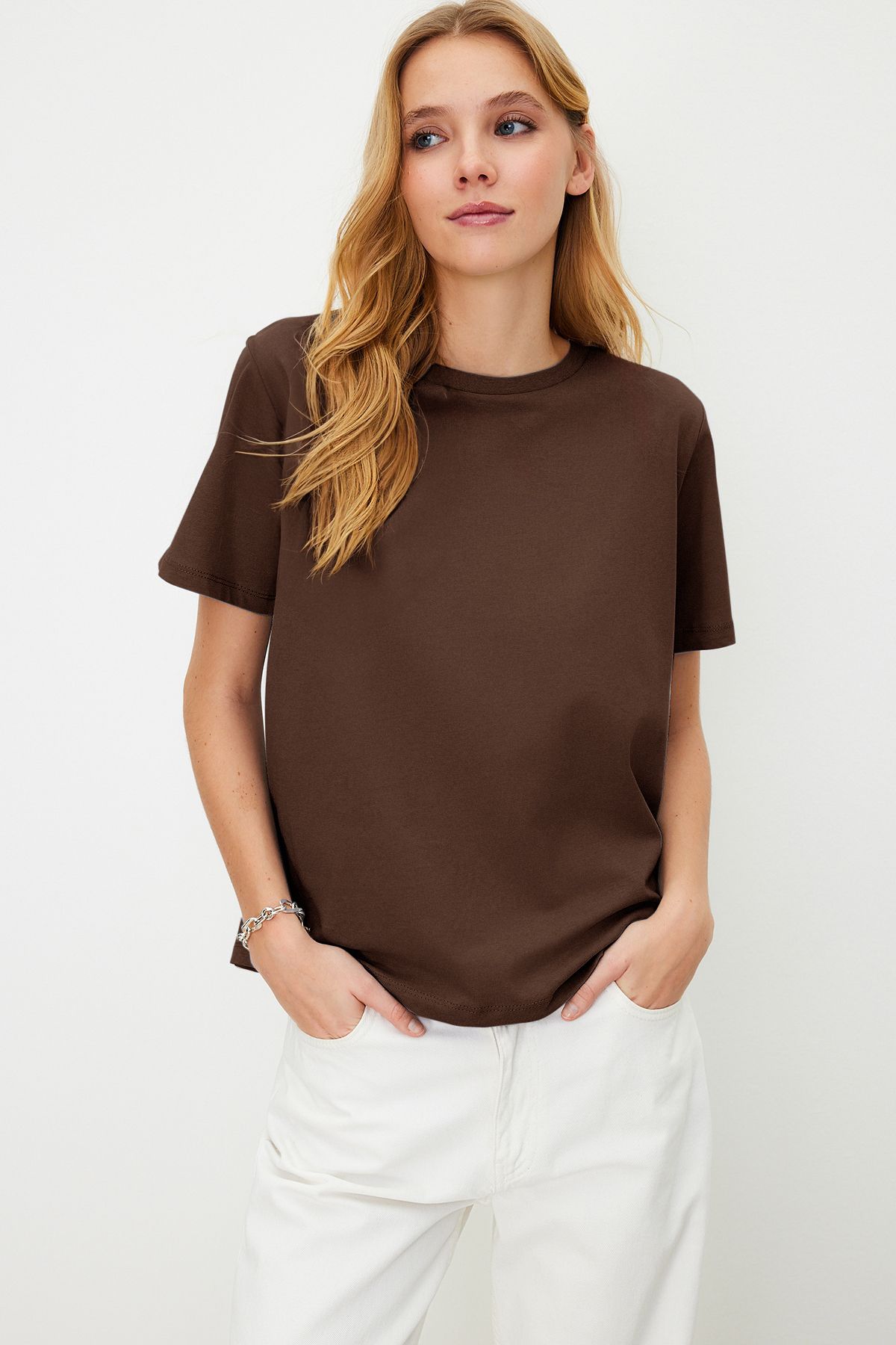 Trendyol Collection Barna 100% pamut Basic Crew nyakú kötött póló TWOSS23TS00000