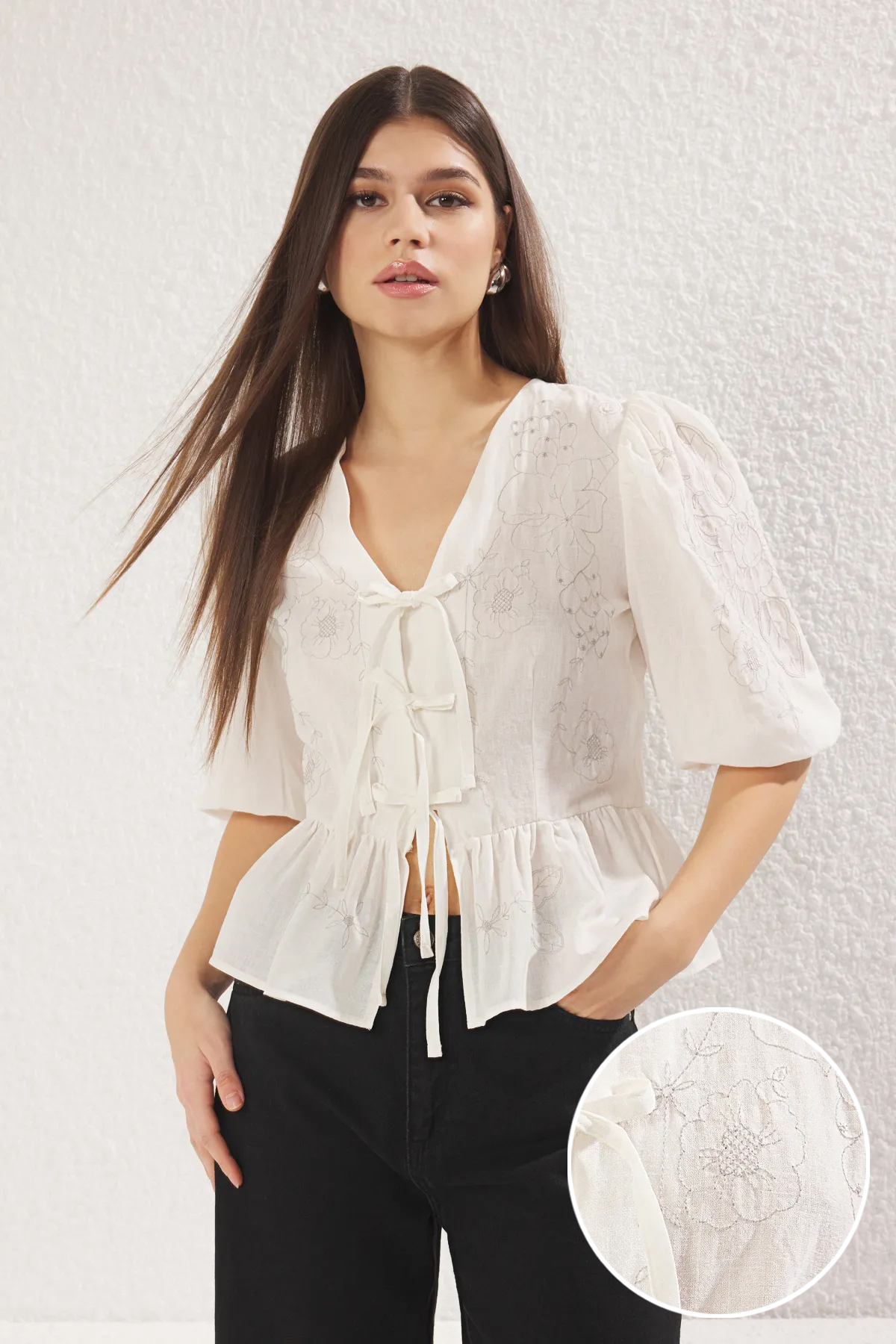 Trendyolmilla  Ekru V Yaka Nakışlı Önü Bağlama Detaylı Dokuma Gömlek TWOSS25GO00018