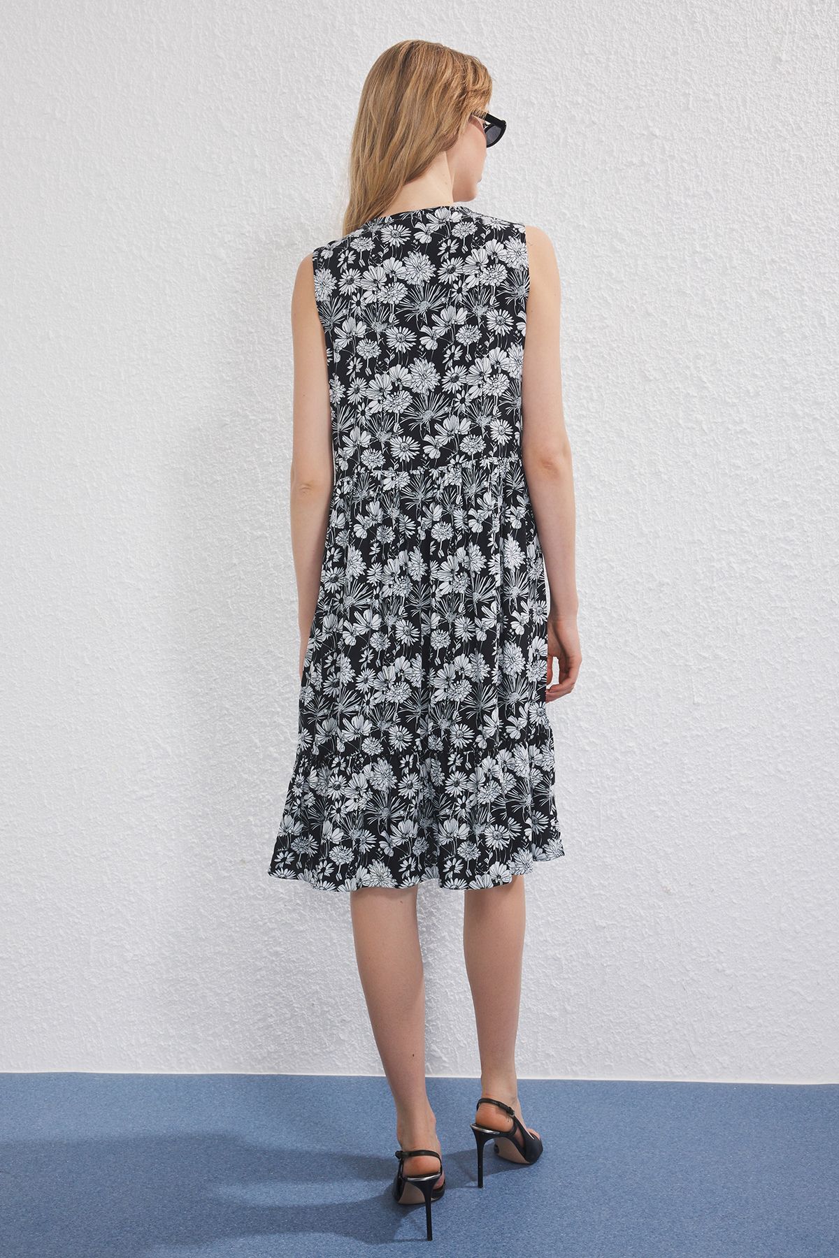 Trendyol Collection-Μαύρο φλοράλ μίντι υφαντό φόρεμα TWOSS25EL00767 4