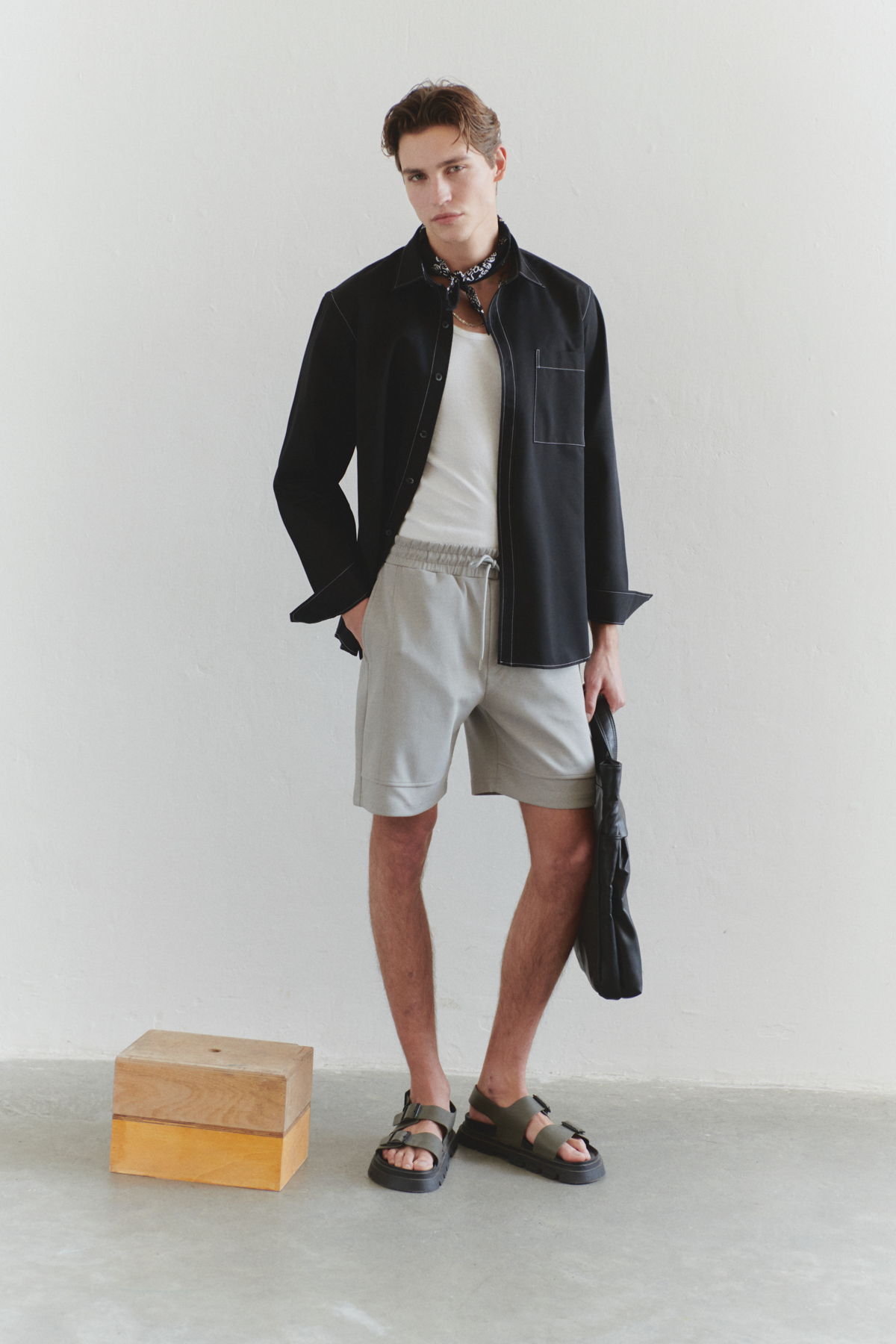 Trendyolmilla Man Gri Oversize/Geniş Kesim Dikiş Detaylı Şort & Bermuda TMNSS25SR00019