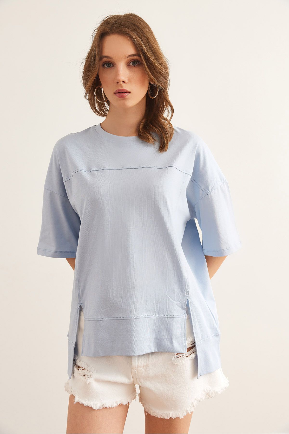 Olalook-Damen-T-Shirt aus eisblauer Baumwolle mit detaillierten Nähten und Ausschnitten vorne TSH- 19000800 3