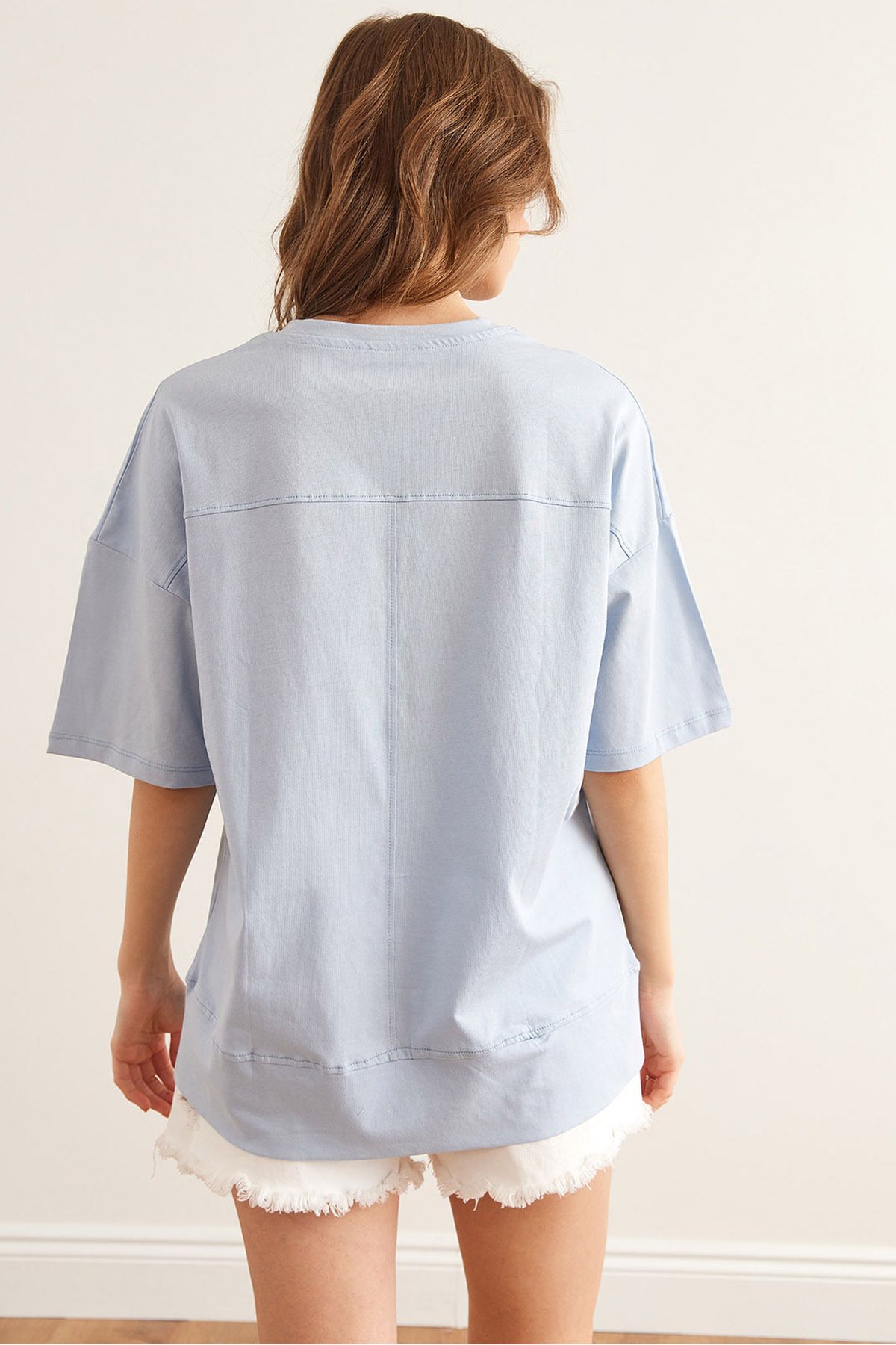 Olalook-Damen-T-Shirt aus eisblauer Baumwolle mit detaillierten Nähten und Ausschnitten vorne TSH- 19000800 2
