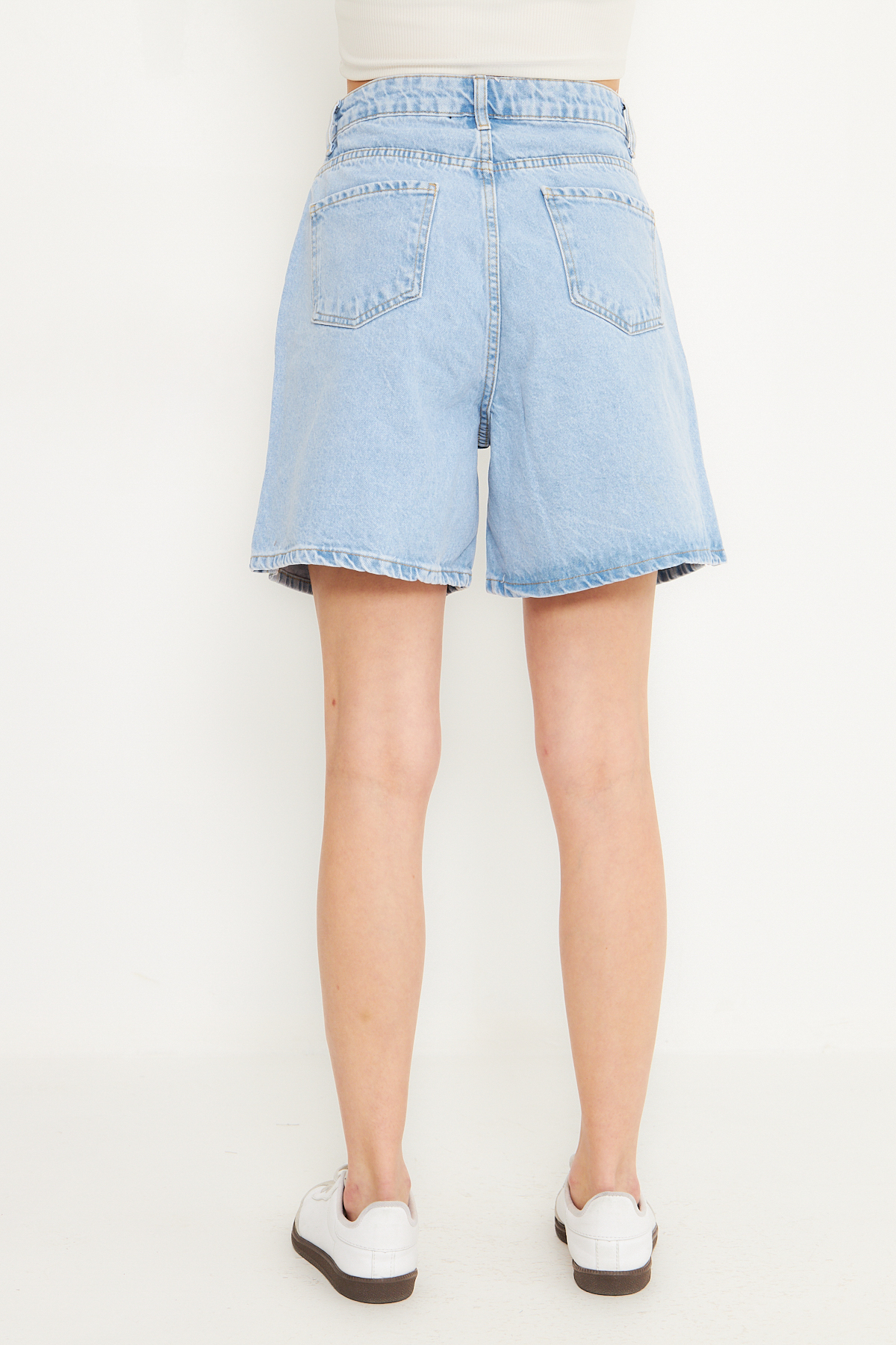 Trendyolmilla  Açık Mavi Paçası Yırtmaç Detaylı Normal Bel Denim Bermuda TWOSS25SR00148 - Görsel 5