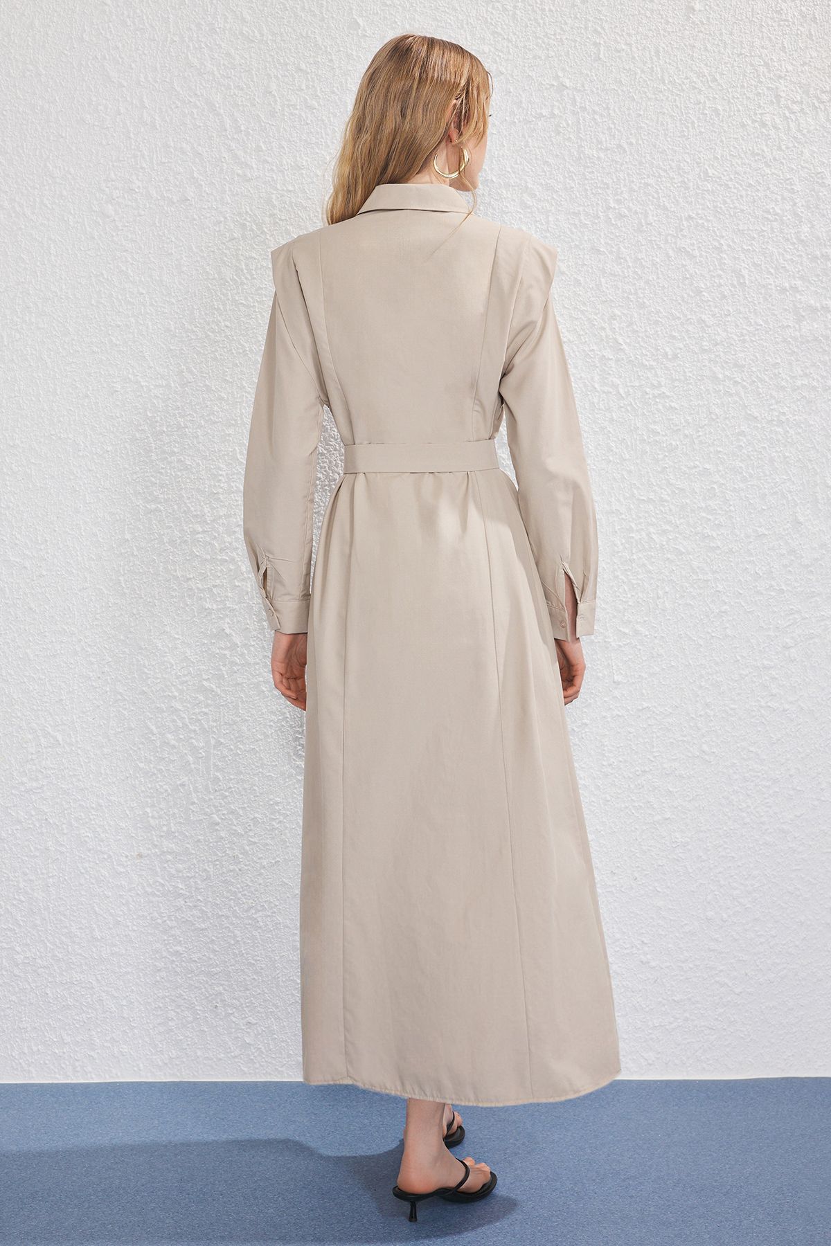 Trendyol Modest-Beigefarbenes Kleid aus gewebter Frottee mit Gürtelschnalle und detailliertem Detail TCTSS25EB00134 4