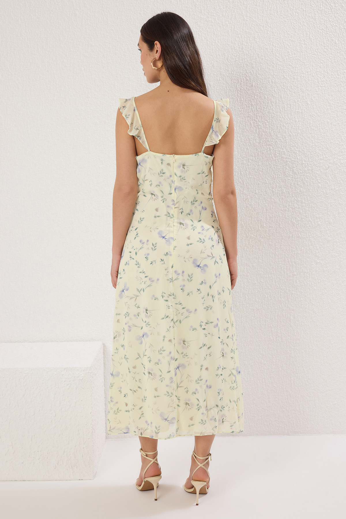 Trendyolmilla  Sarı Çiçekli A Kesim Fırfırlı Şifon Uçuş Uçuş Dokuma Midi Elbise TWOSS25EL00568 - Görsel 5